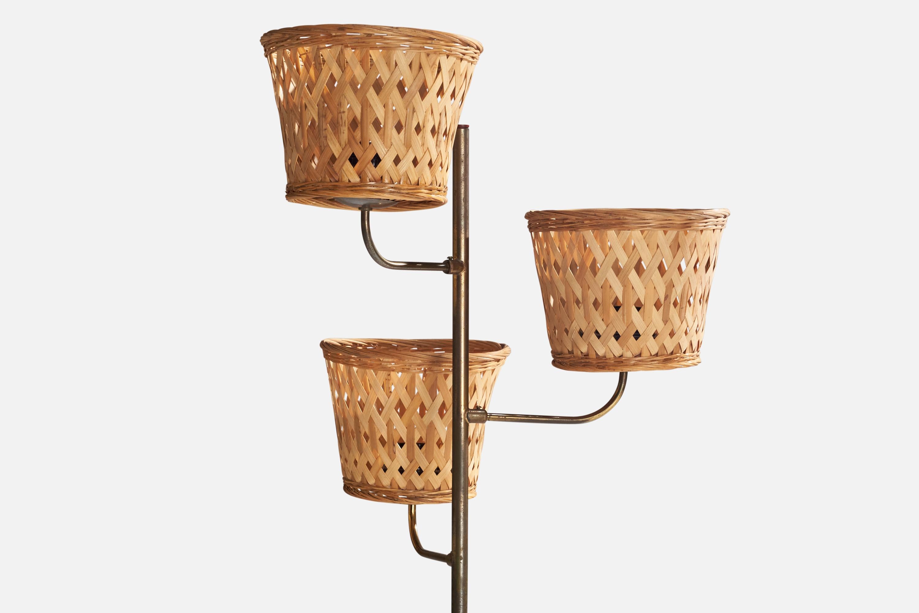Milieu du XXe siècle Designer italien, lampadaire, laiton, similicuir, rotin, Italie, années 1940 en vente