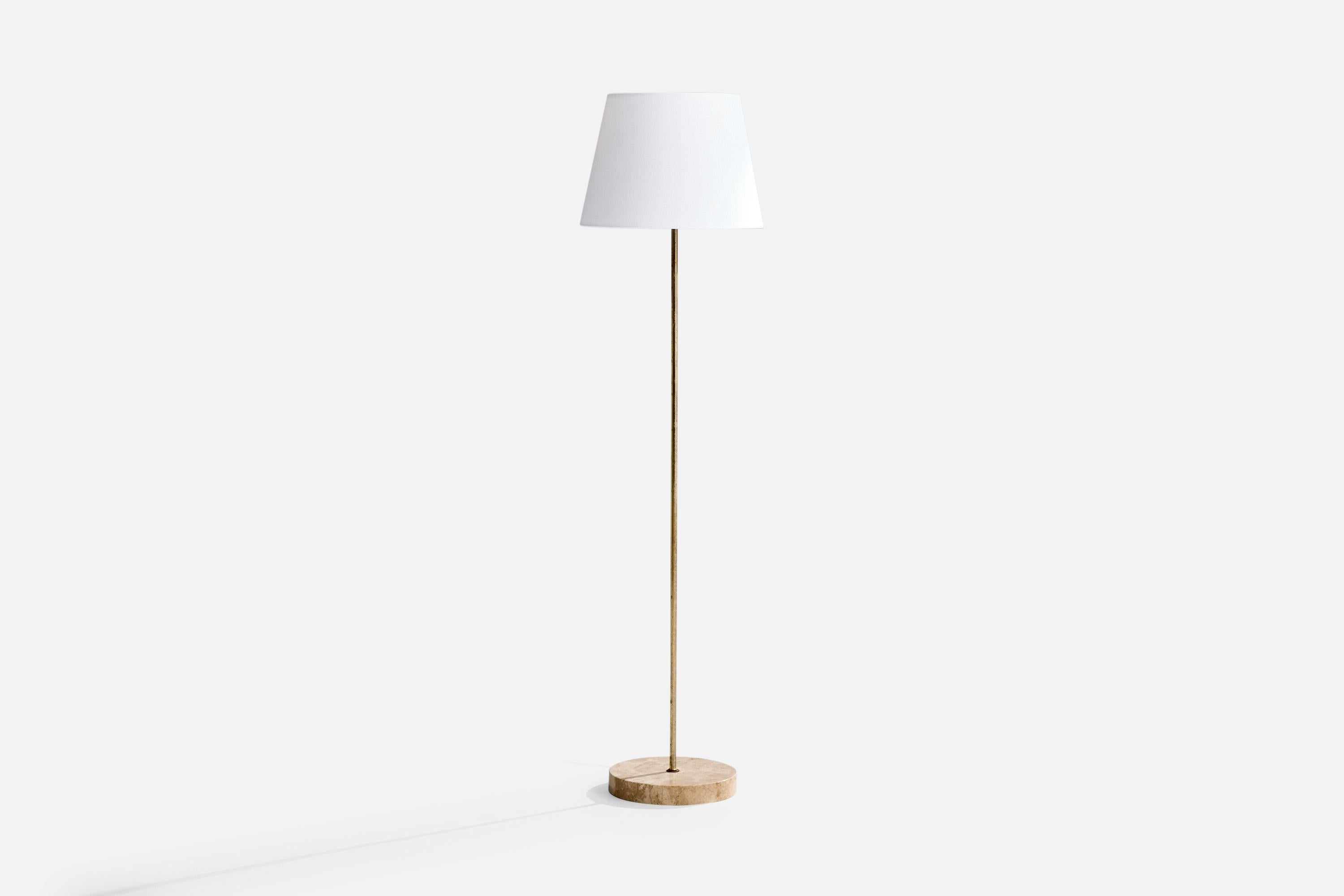 Lampadaire en laiton, marbre et tissu blanc conçu et produit en Italie, C.C. 1950.

Dimensions de la lampe avec abat-jour (pouces) : 53.125 
