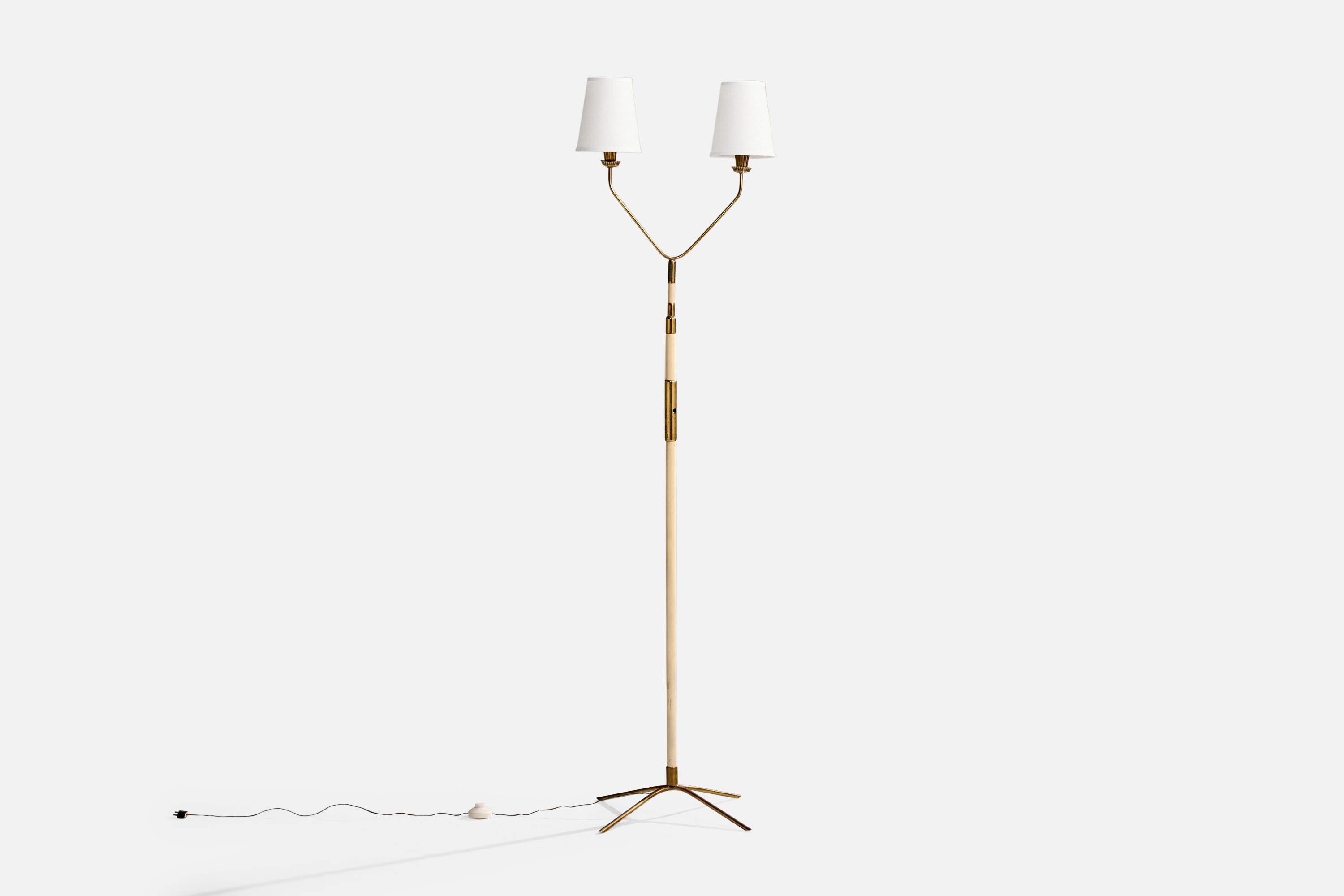 Lampada da terra in ottone, metallo laccato bianco panna e tessuto, progettata e prodotta in Italia, anni '40.

Dimensioni complessive (pollici): 71 