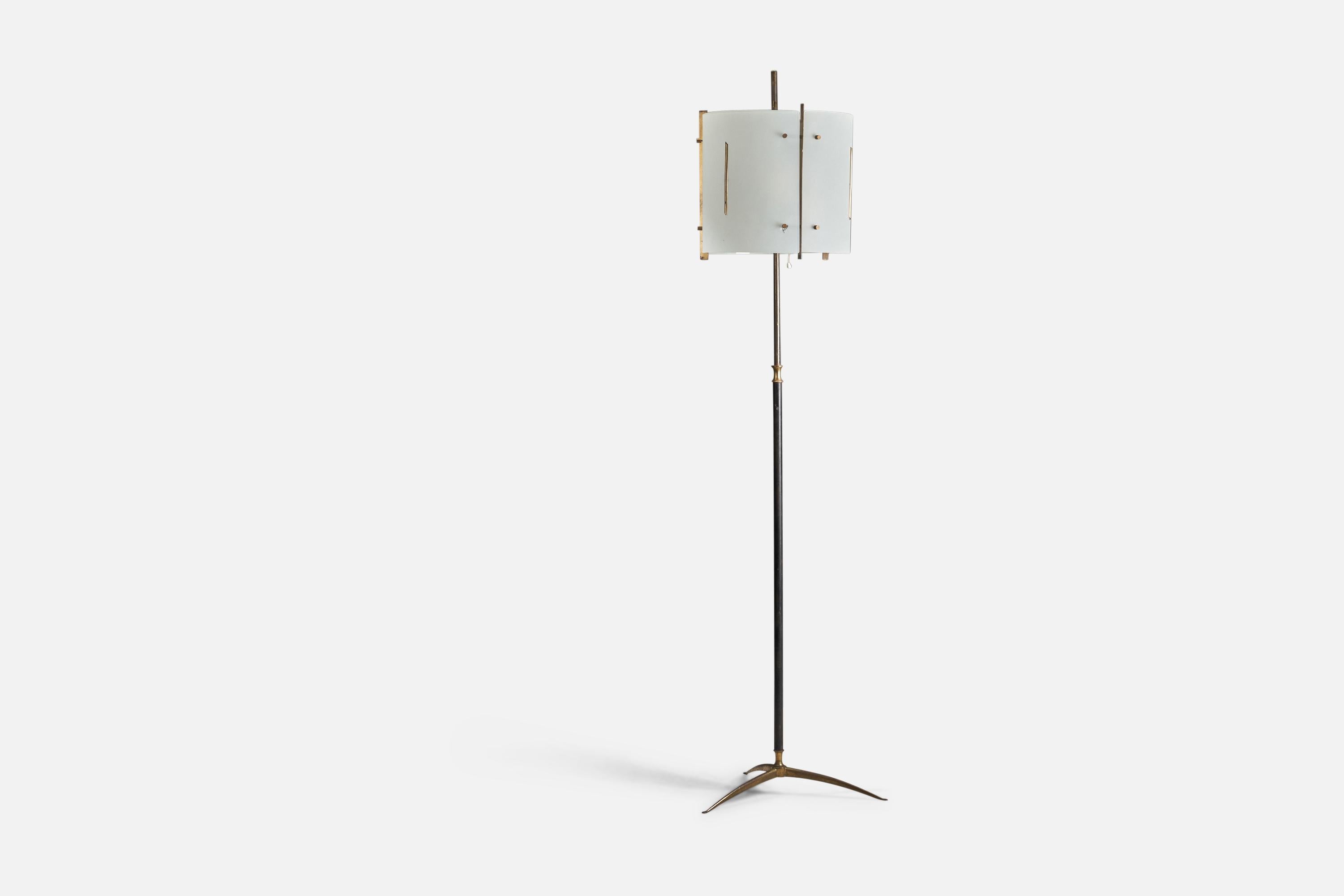 A brass, metal, glass floor lamp designed and produced by an Italian Designer, Italy, 1950s.

Sockets take standard E-26 medium base bulbs.

There is no maximum wattage stated on the fixture.