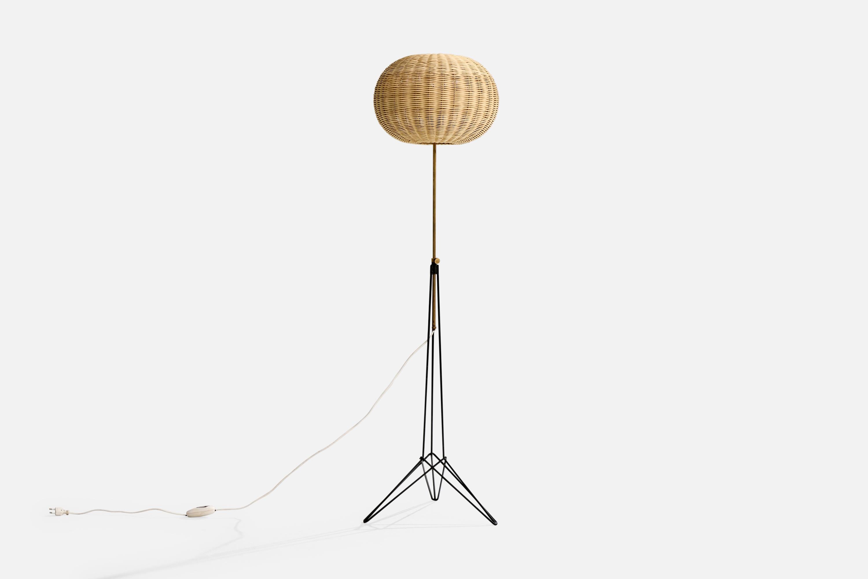 Lampada da terra in ottone, metallo e rattan progettata e prodotta in Italia, anni '60 circa.

Dimensioni complessive (pollici): 55,5
