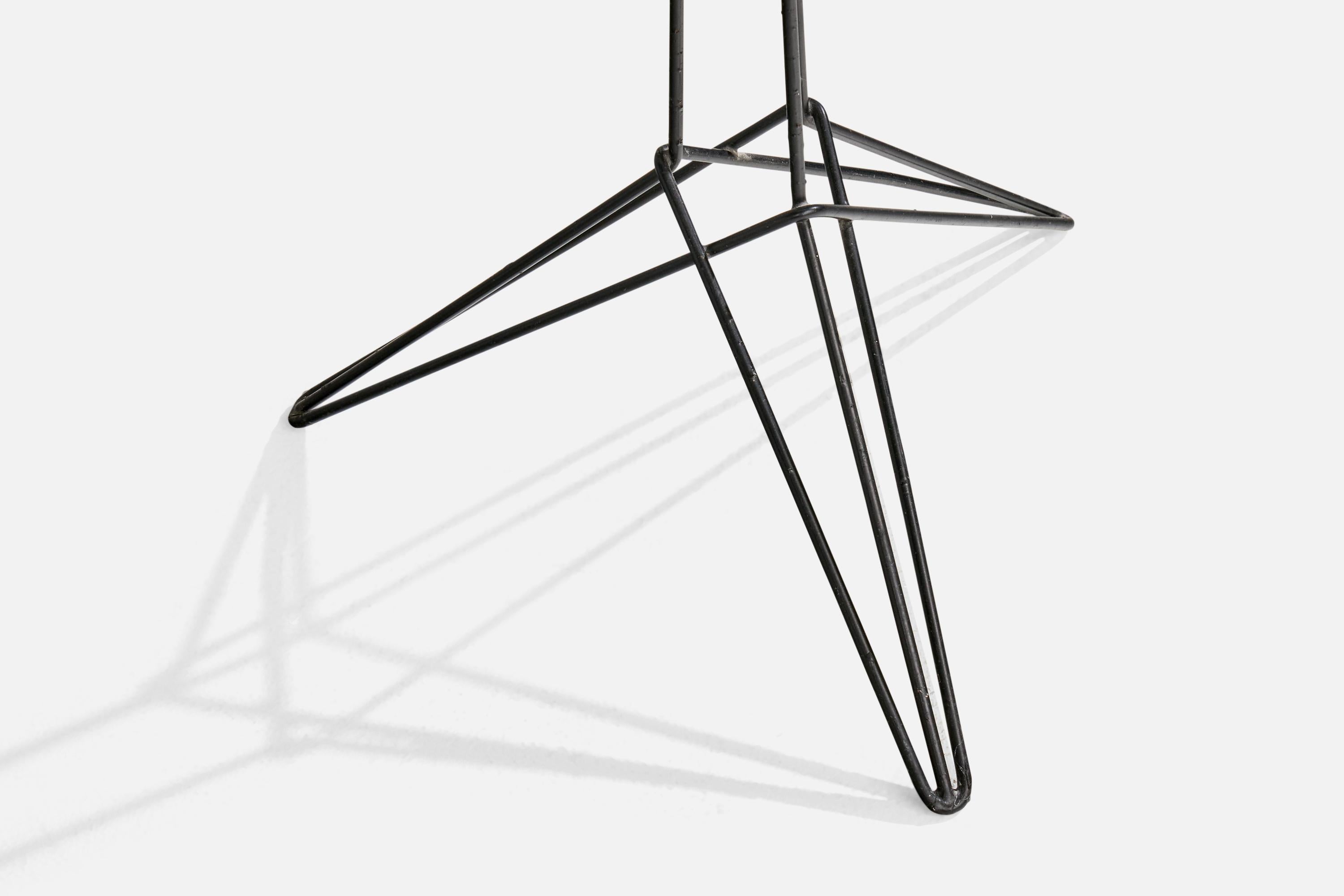 Metà XX secolo Lampada da terra di design italiano, ottone, metallo, rattan, Italia, anni '60 in vendita