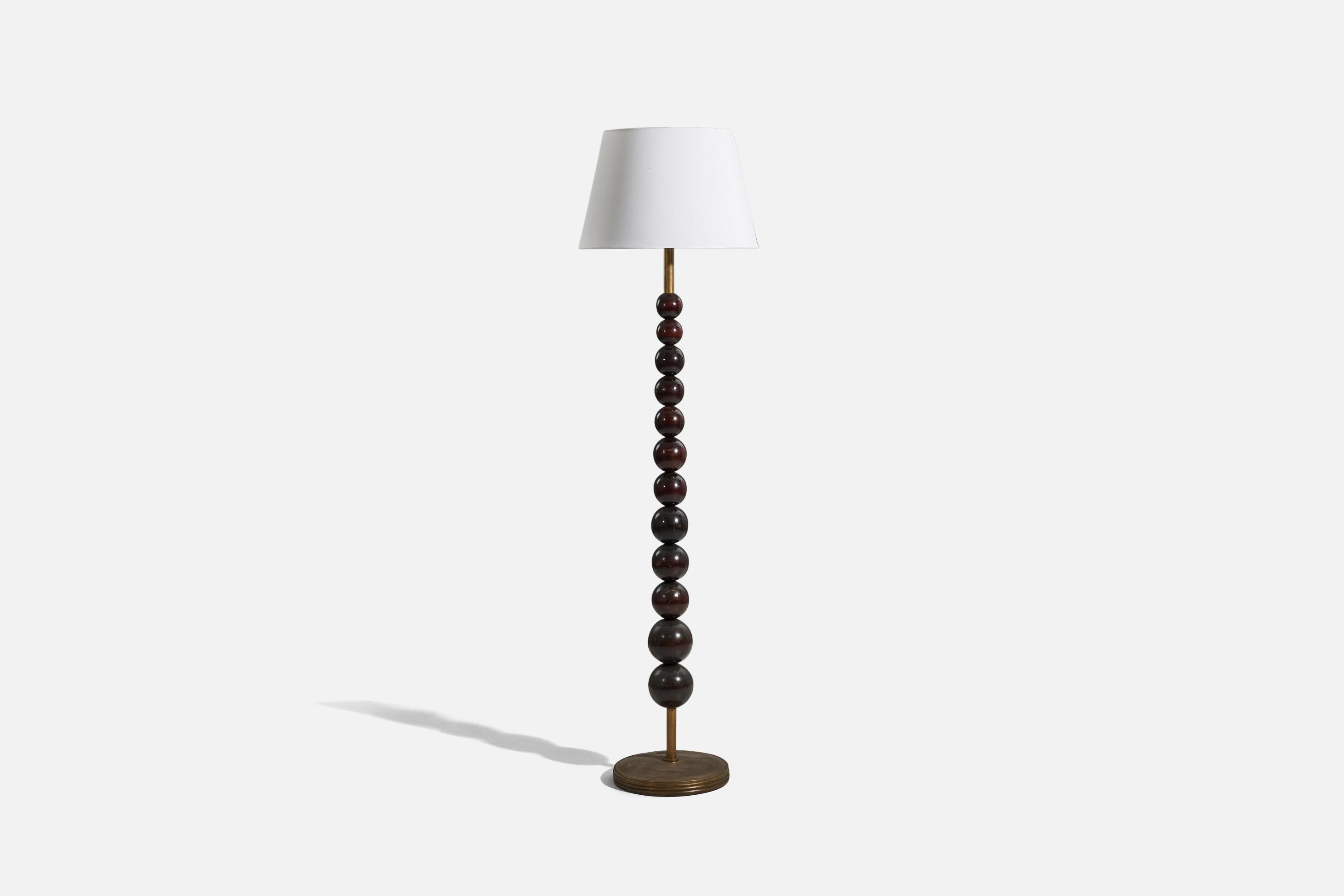 Lampada da terra in ottone e legno progettata e prodotta in Italia, anni '30 circa.

