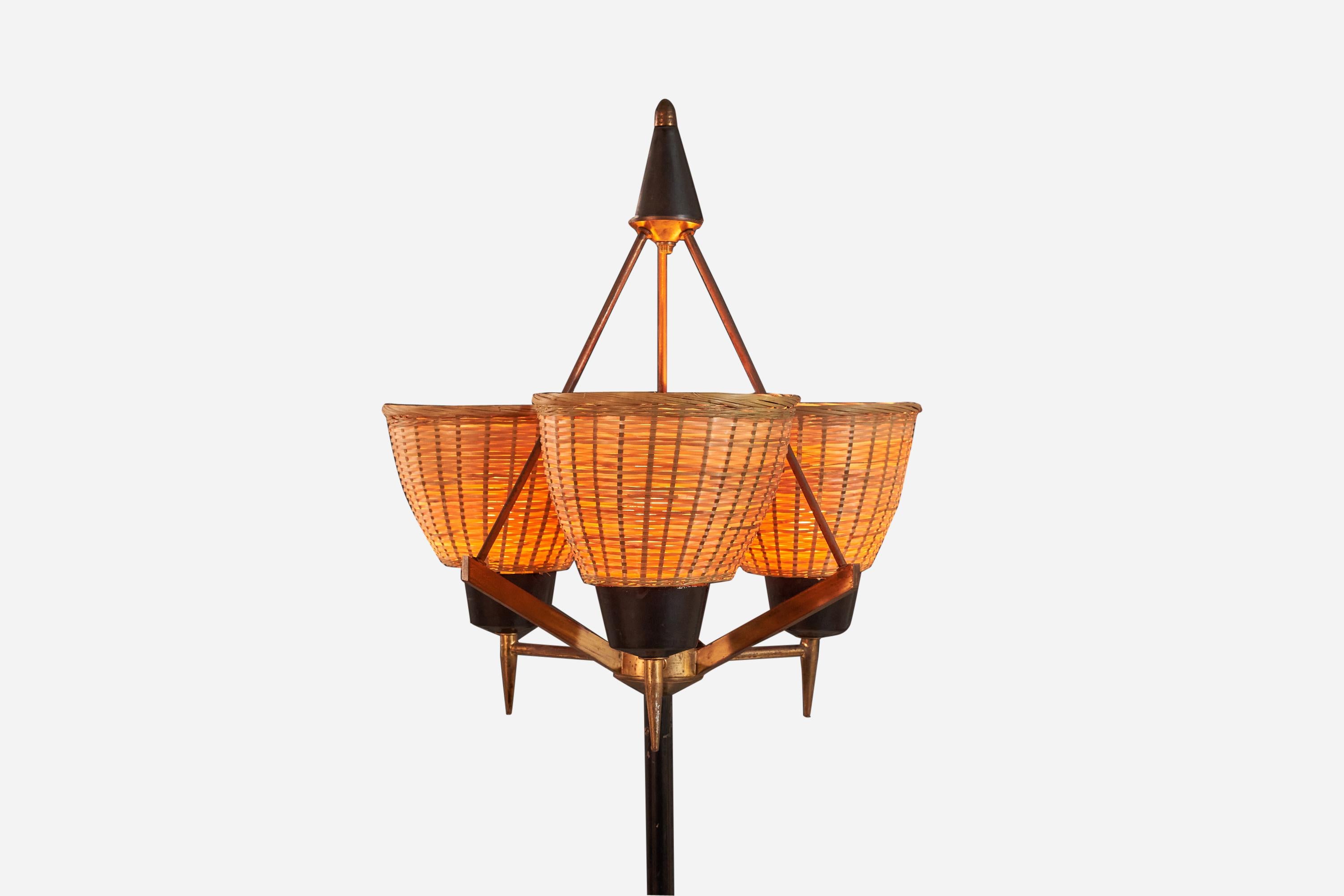 Milieu du XXe siècle Designer italien, lampadaire, métal, laiton, rotin, Italie, années 1940 en vente