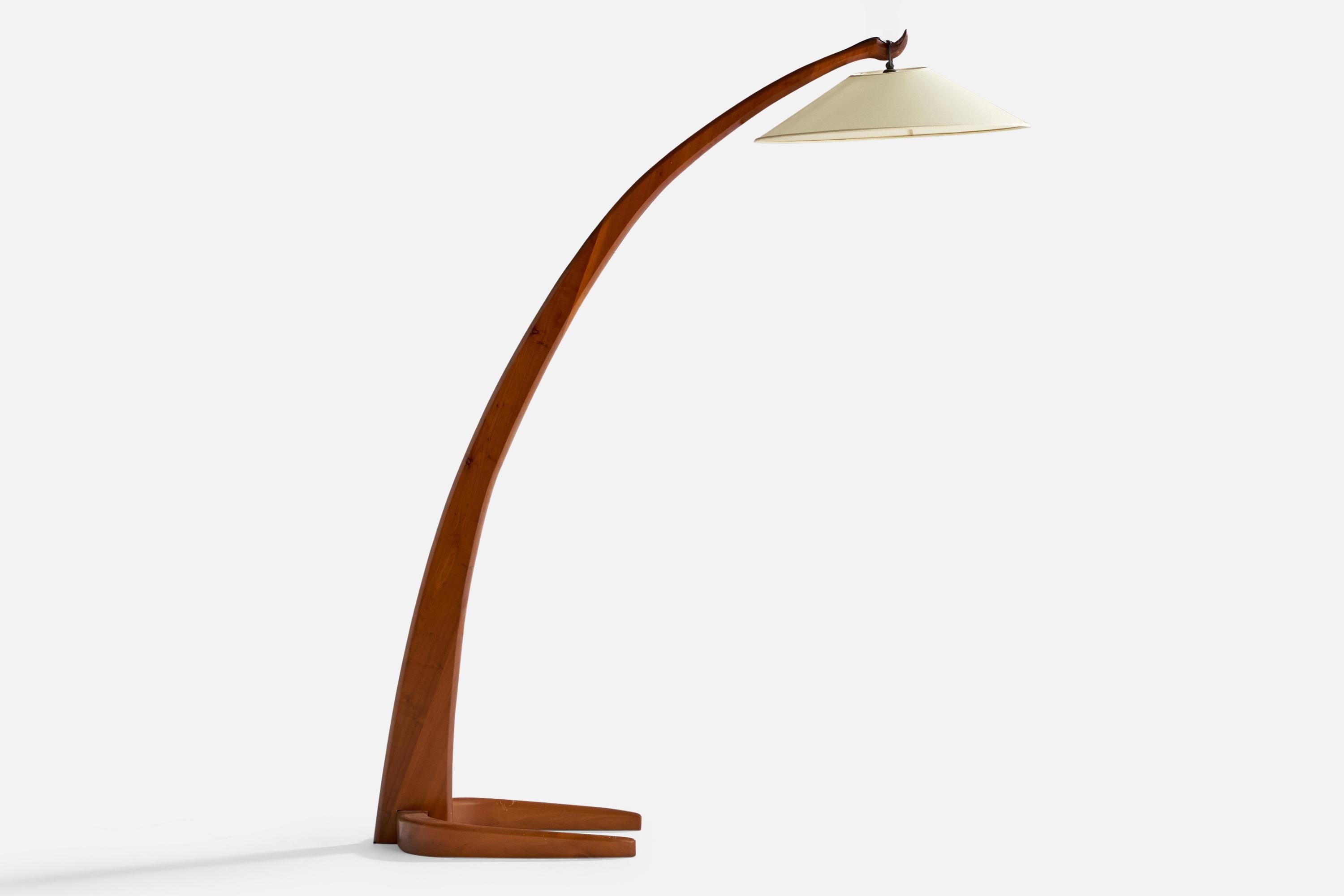 Eine große bogenförmige Stehlampe aus Nussbaumholz und cremefarbenem Papier, entworfen und hergestellt in Italien, ca. 1940er Jahre.