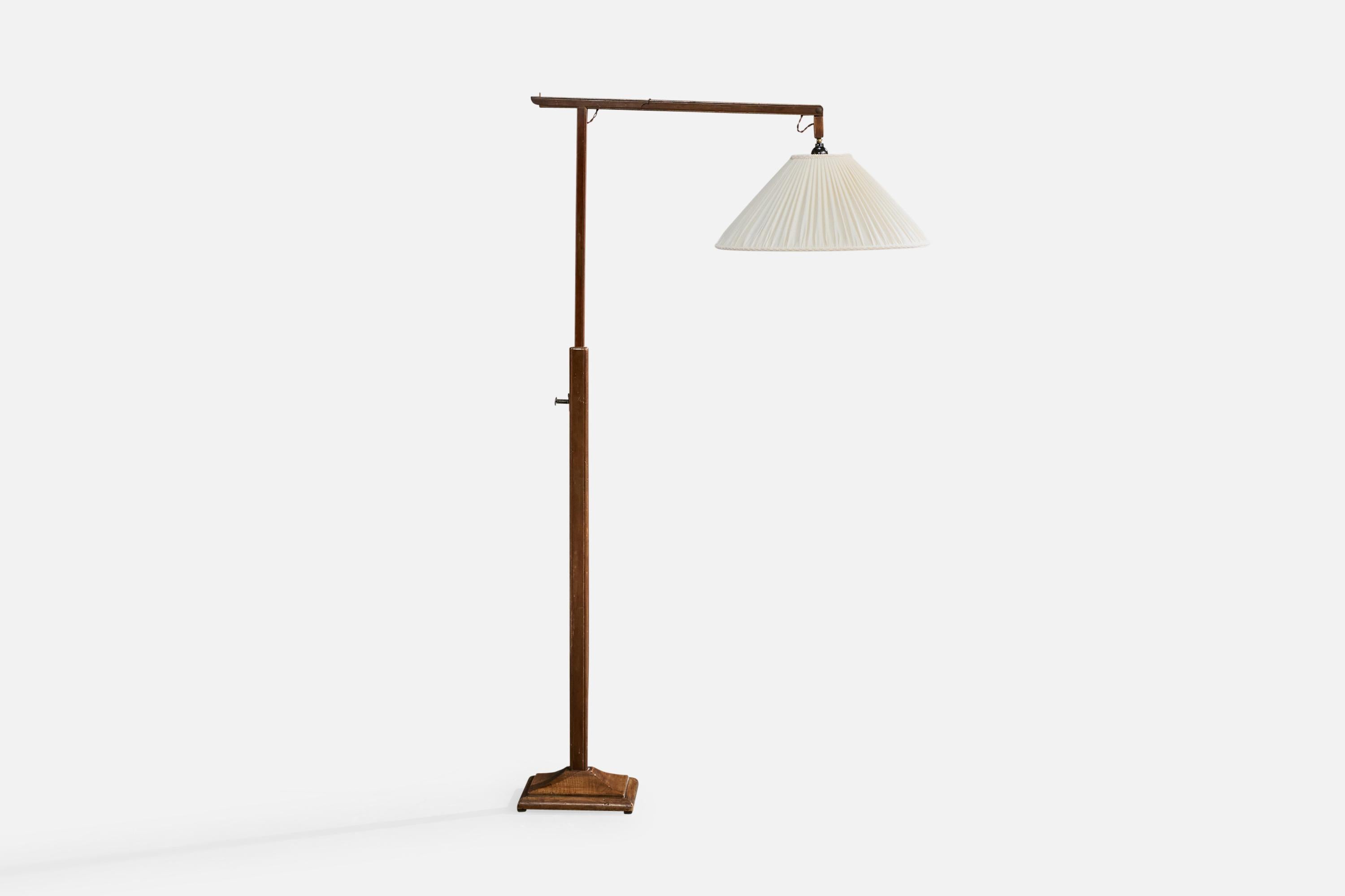 Una lampada da terra regolabile in legno, ottone e tessuto bianco progettata e prodotta in Italia, negli anni '40 circa.

Paralume e presa di corrente nuovi di zecca.

Dimensioni della lampada con paralume (pollici): 63,0 