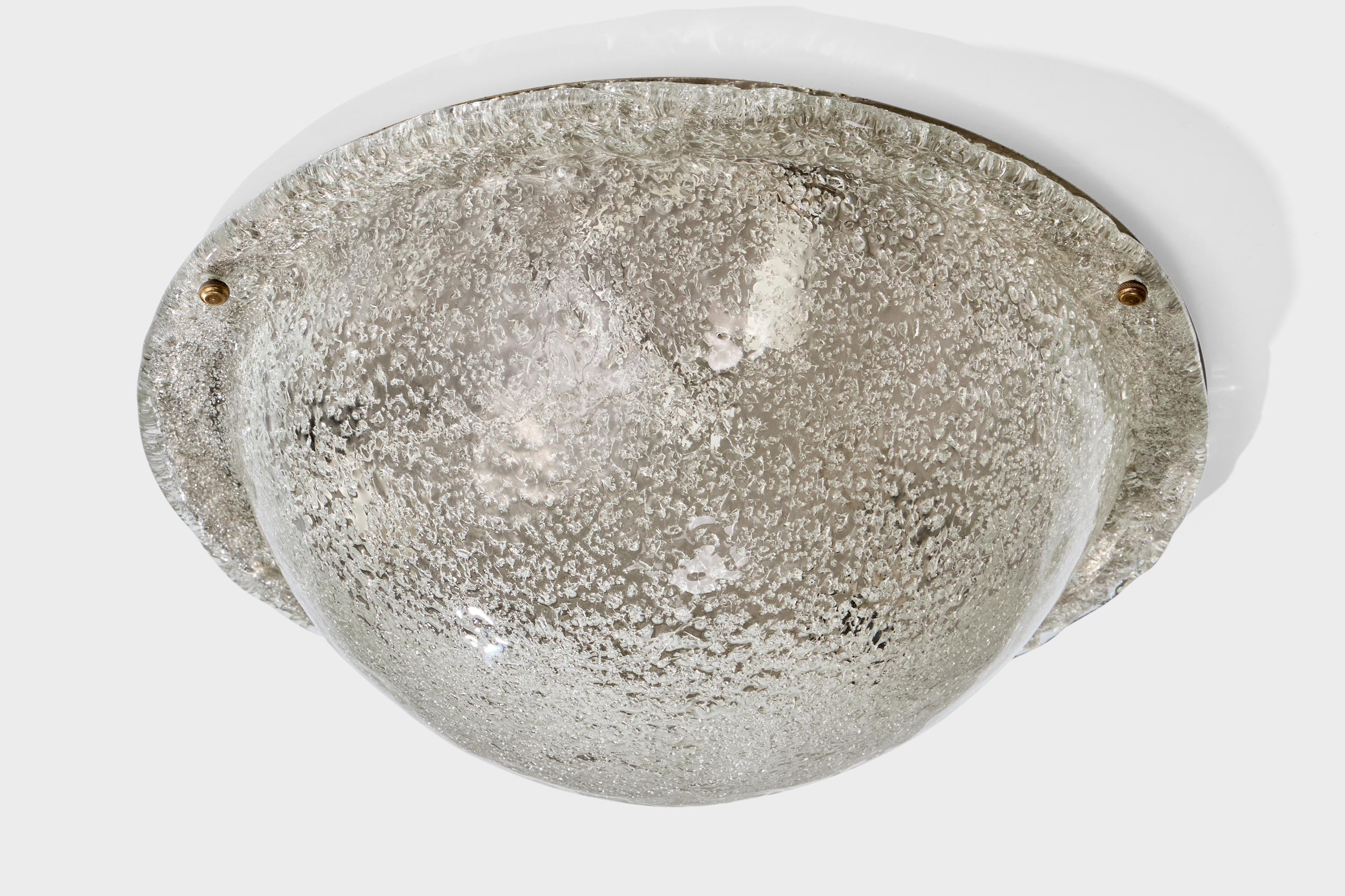Monture affleurante en laiton et en verre conçue et produite en Italie, c.C. années 1970.

Dimensions globales (pouces) : 7,5