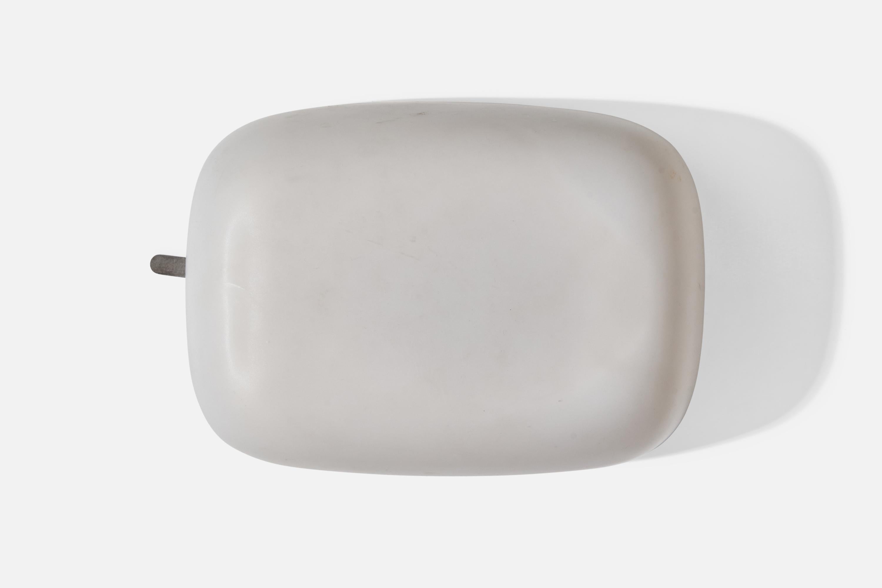 Monture encastrée en verre opalin blanc et en métal, conçue et produite en Italie, c.C. 1960.

Dimensions globales (pouces) : 3.25 