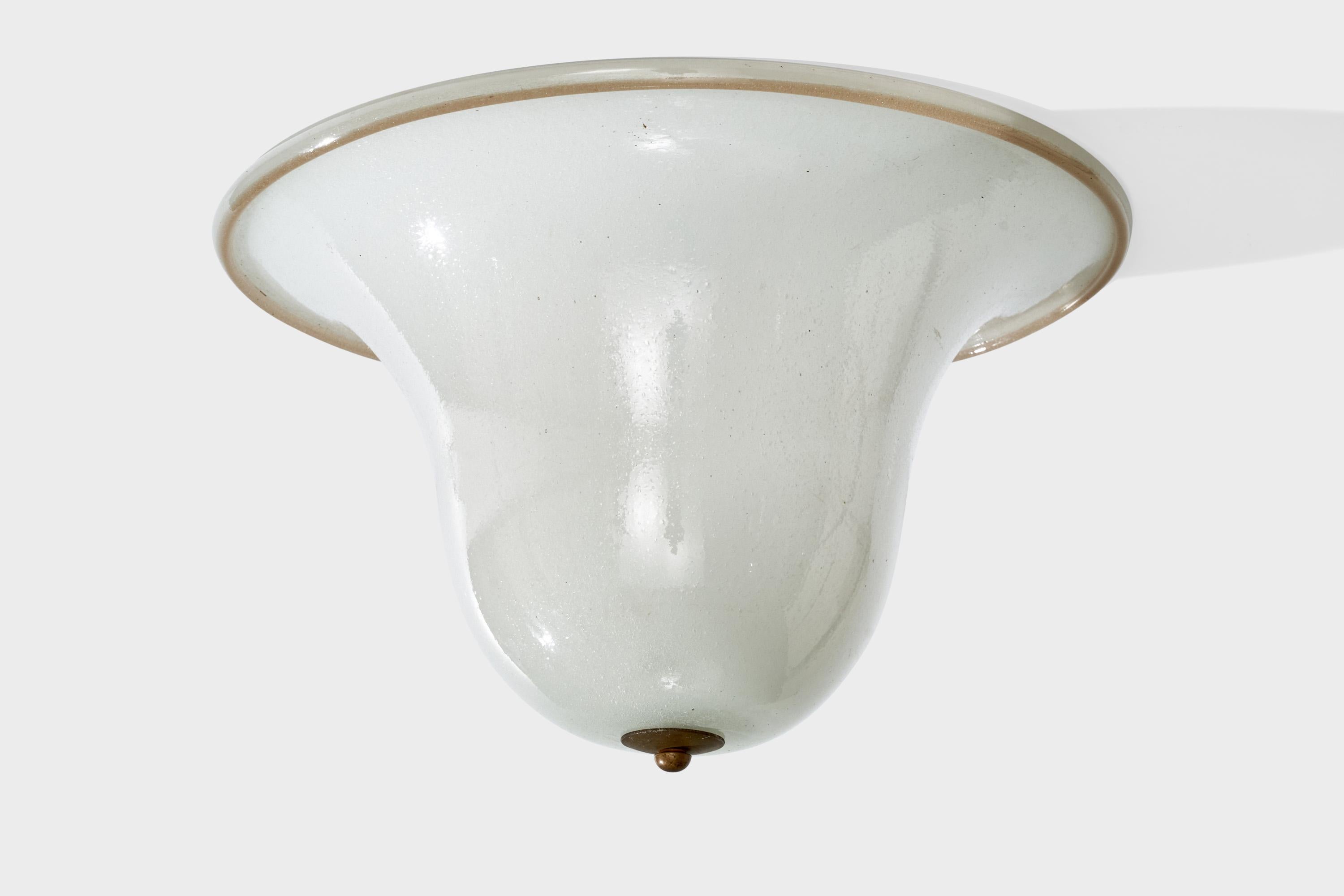 Monture affleurante en verre Pulegoso blanc et laiton, conçue et produite à Murano, Italie, vers les années 1940.

Dimensions globales (pouces) : 13
