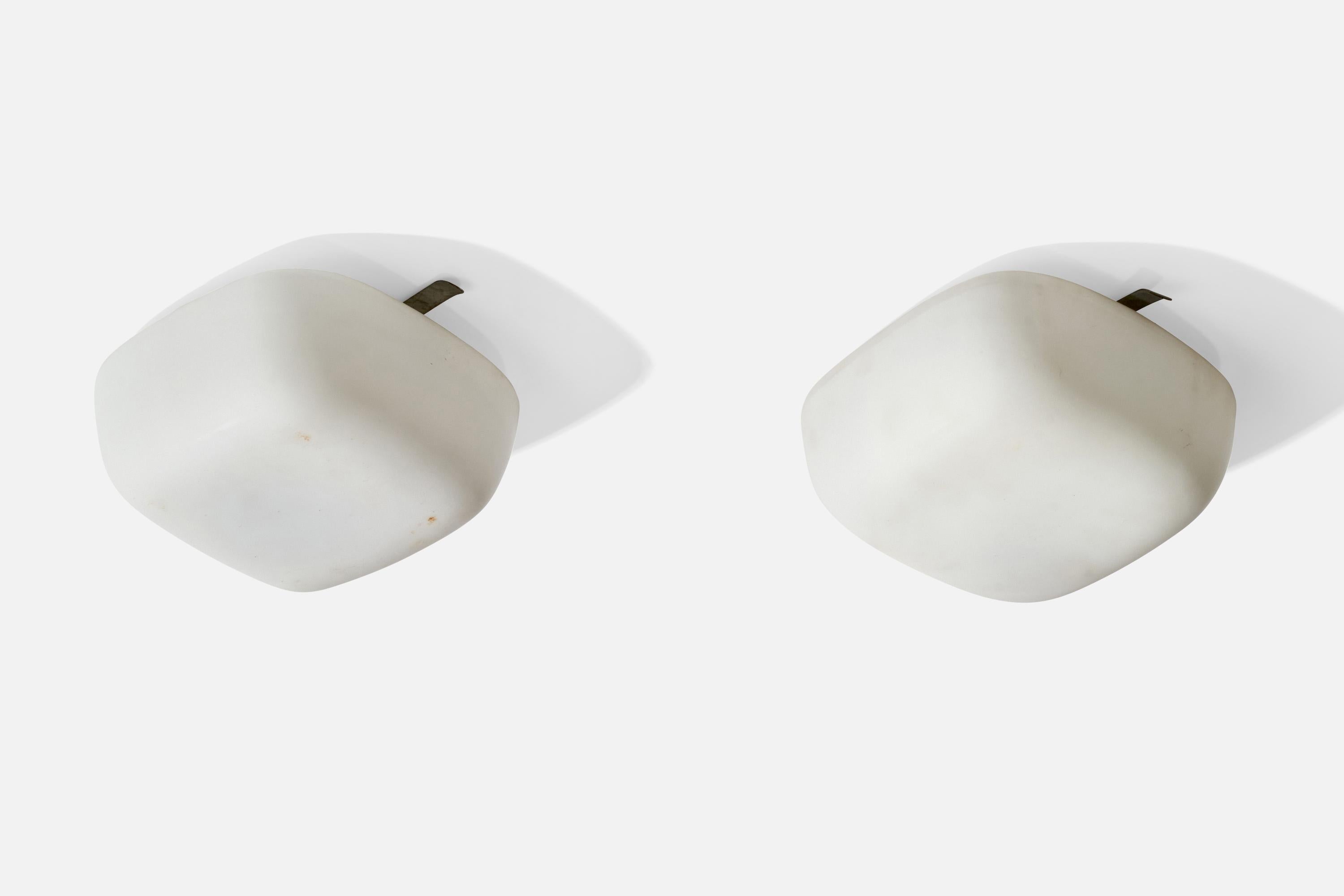 Paire de montures encastrées en verre opalin blanc et en métal, conçues et produites en Italie, C.C. 1960.

Dimensions globales (pouces) : 3.5