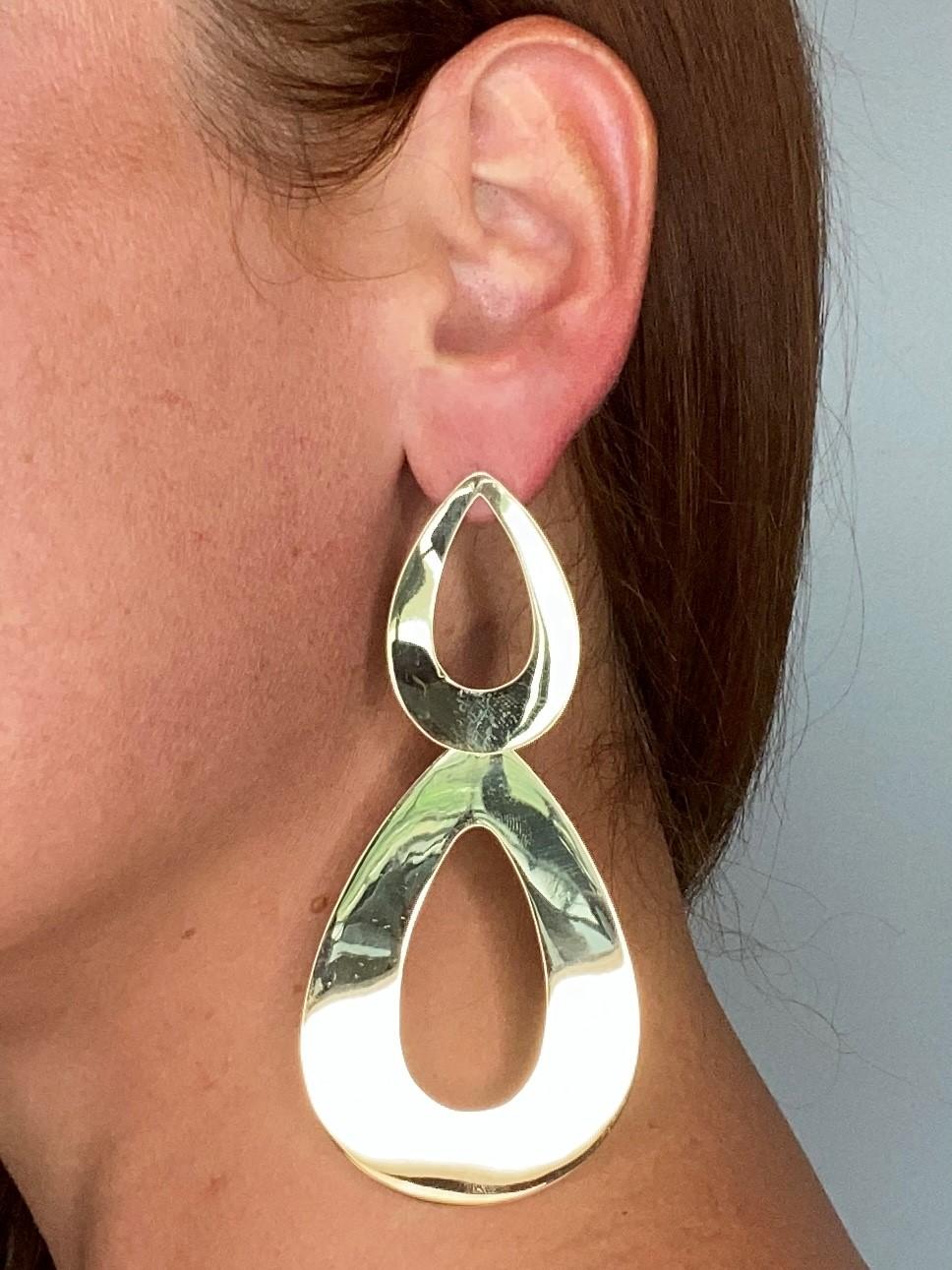 Italienische geometrische Freiform-Tropfen-Ohrringe der italienischen Designerin aus 18 Karat Gelbgold im Angebot 1
