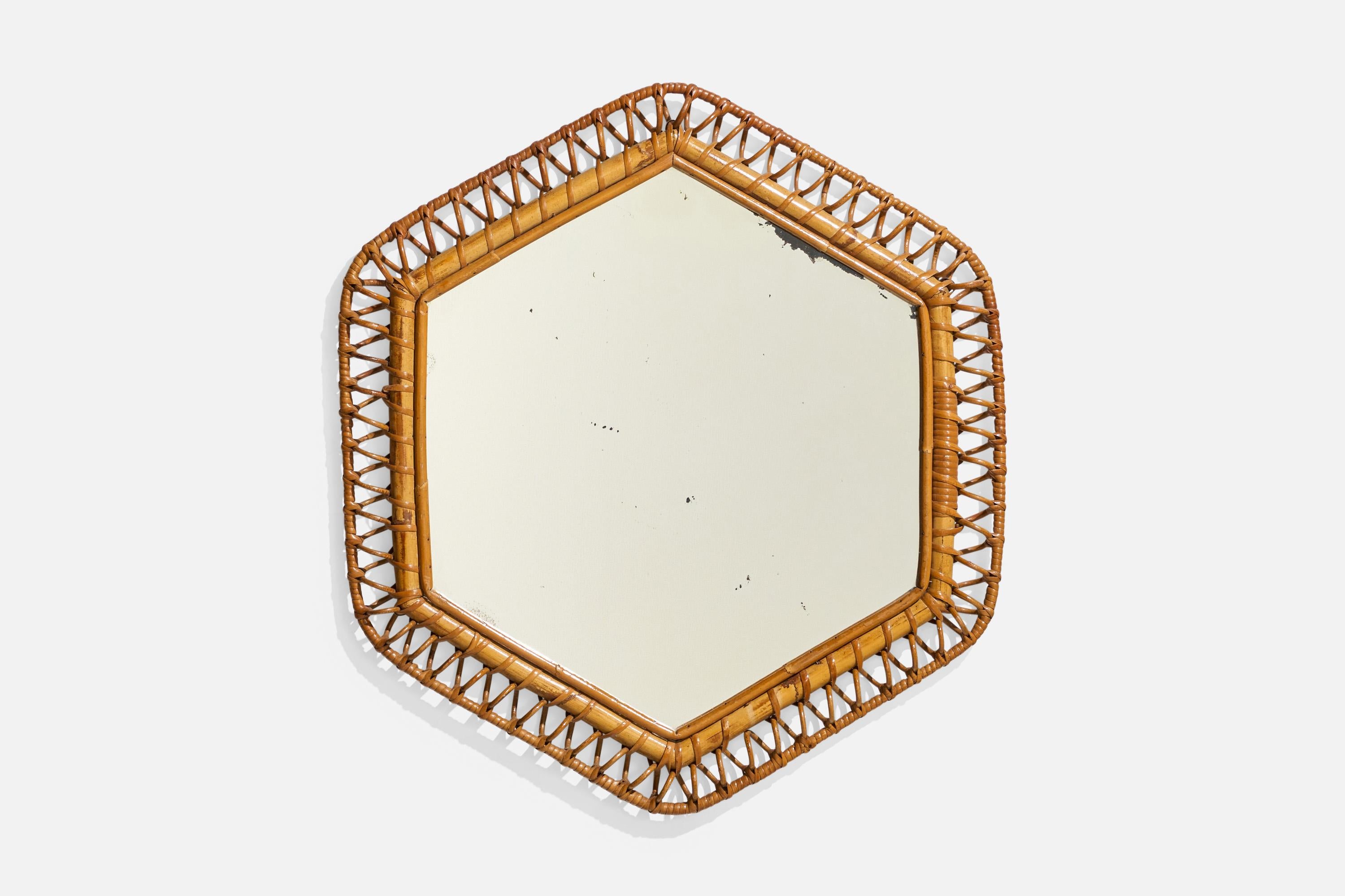 Ein sechseckiger Wandspiegel aus Rattan, entworfen und hergestellt von einem italienischen Designer, Italien, 1950er-1960er Jahre.
    