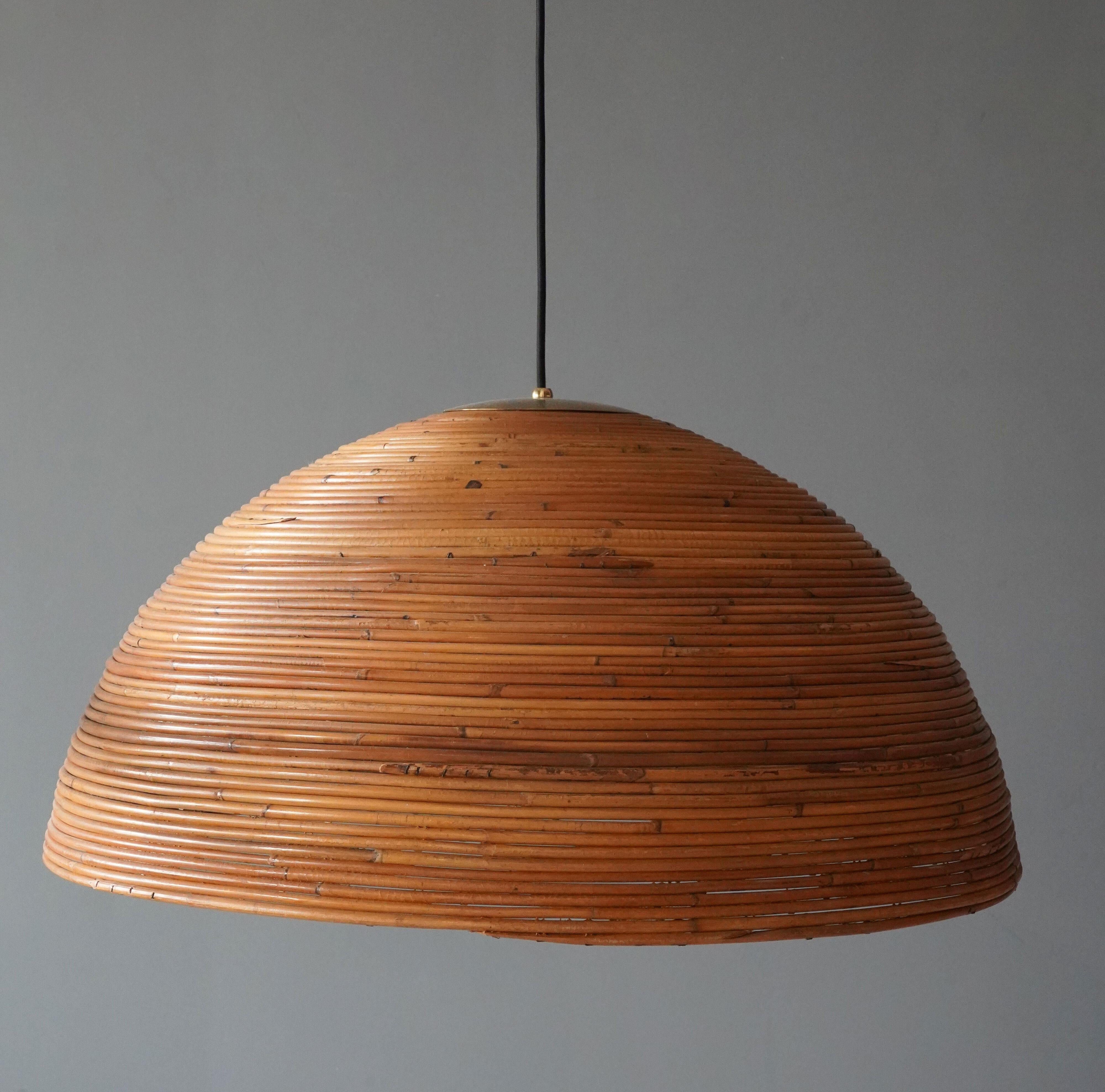A large pendant light, produced in Italy, 1970s. Bamboo lampshade, brass hardware. Lacquered metal ceiling rose.

Stated height measured of pendant part. 

Other designers of the period include Gio Ponti, Fontana Arte, Max Ingrand, Franco