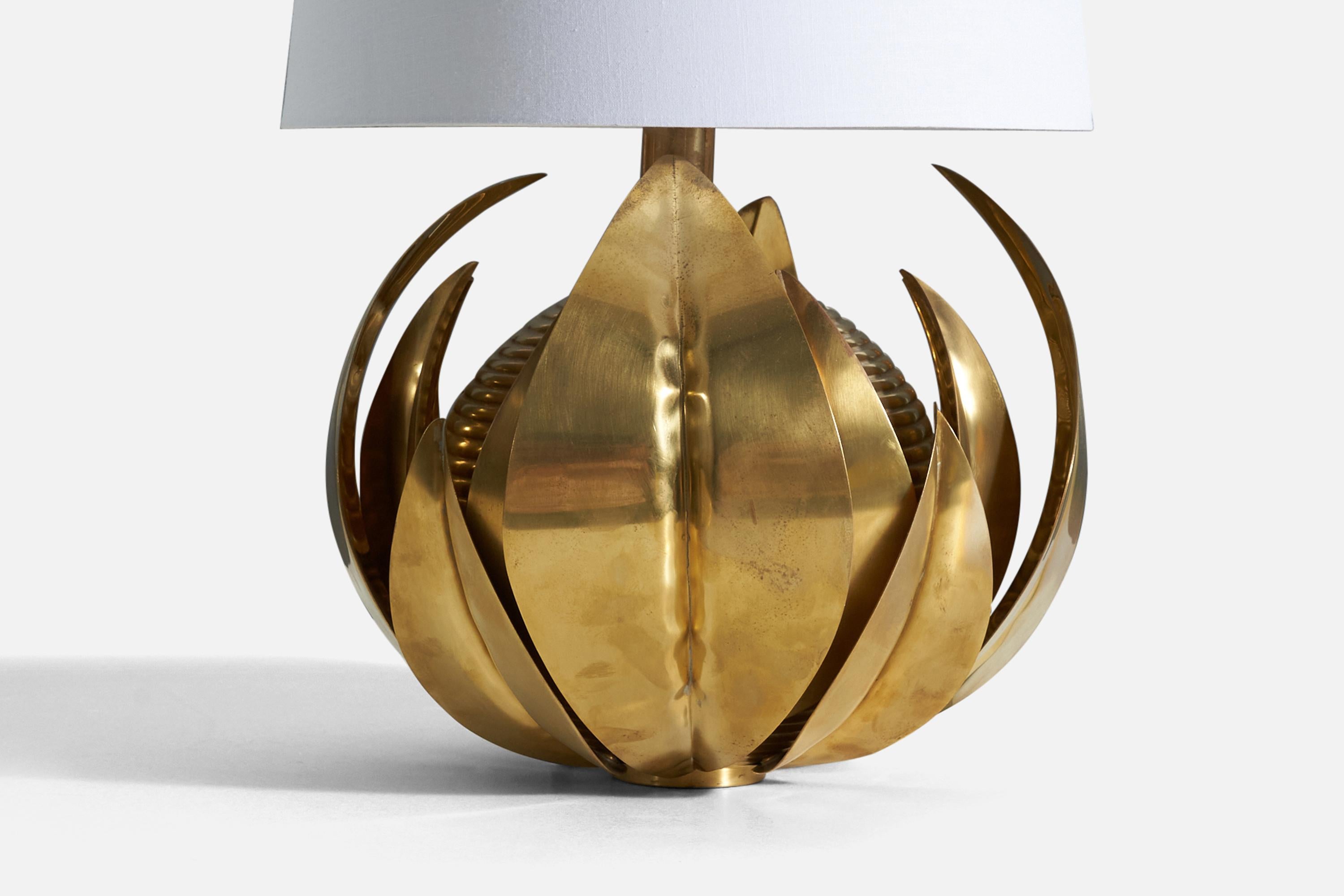 Mid-Century Modern Italian Designer, Large Sculptural Table Lamp, Brass, Italy, 1970s For Sale
