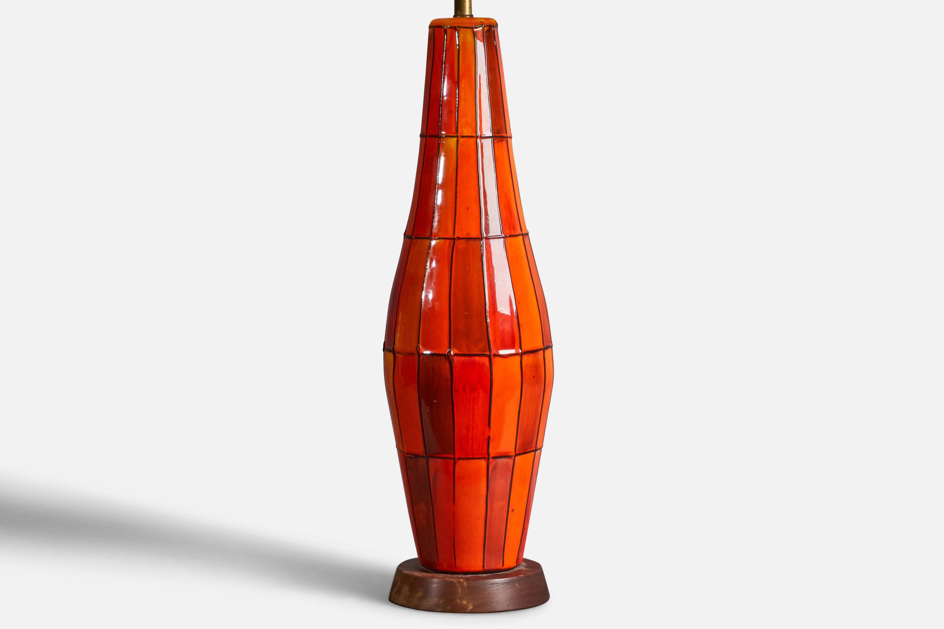 Italiano Lampada da tavolo grande di design italiano, ceramica, noce, tessuto, Italia, anni '60 in vendita