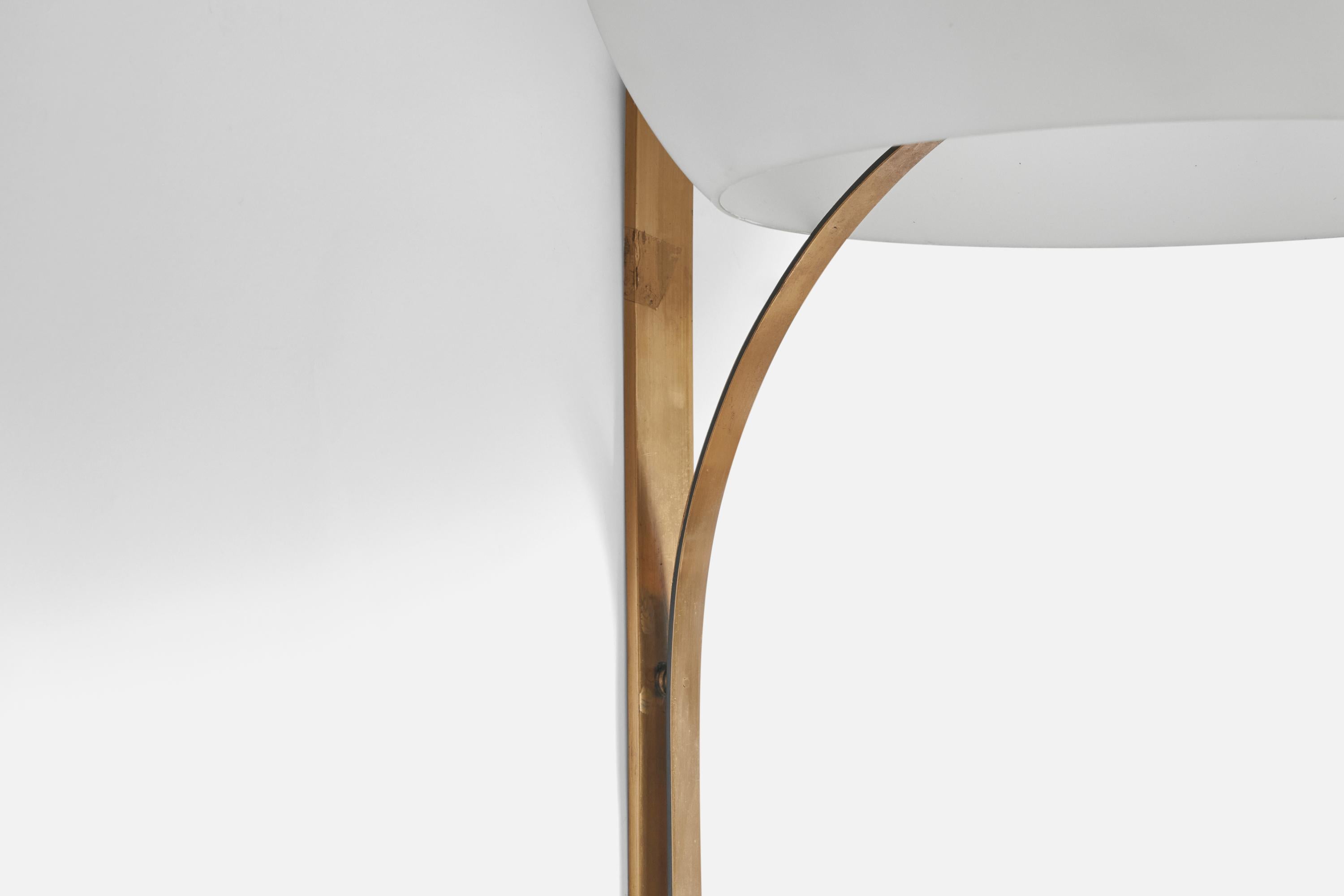 Milieu du XXe siècle Designer italien, grande applique murale, laiton, verre, Italie, années 1950 en vente