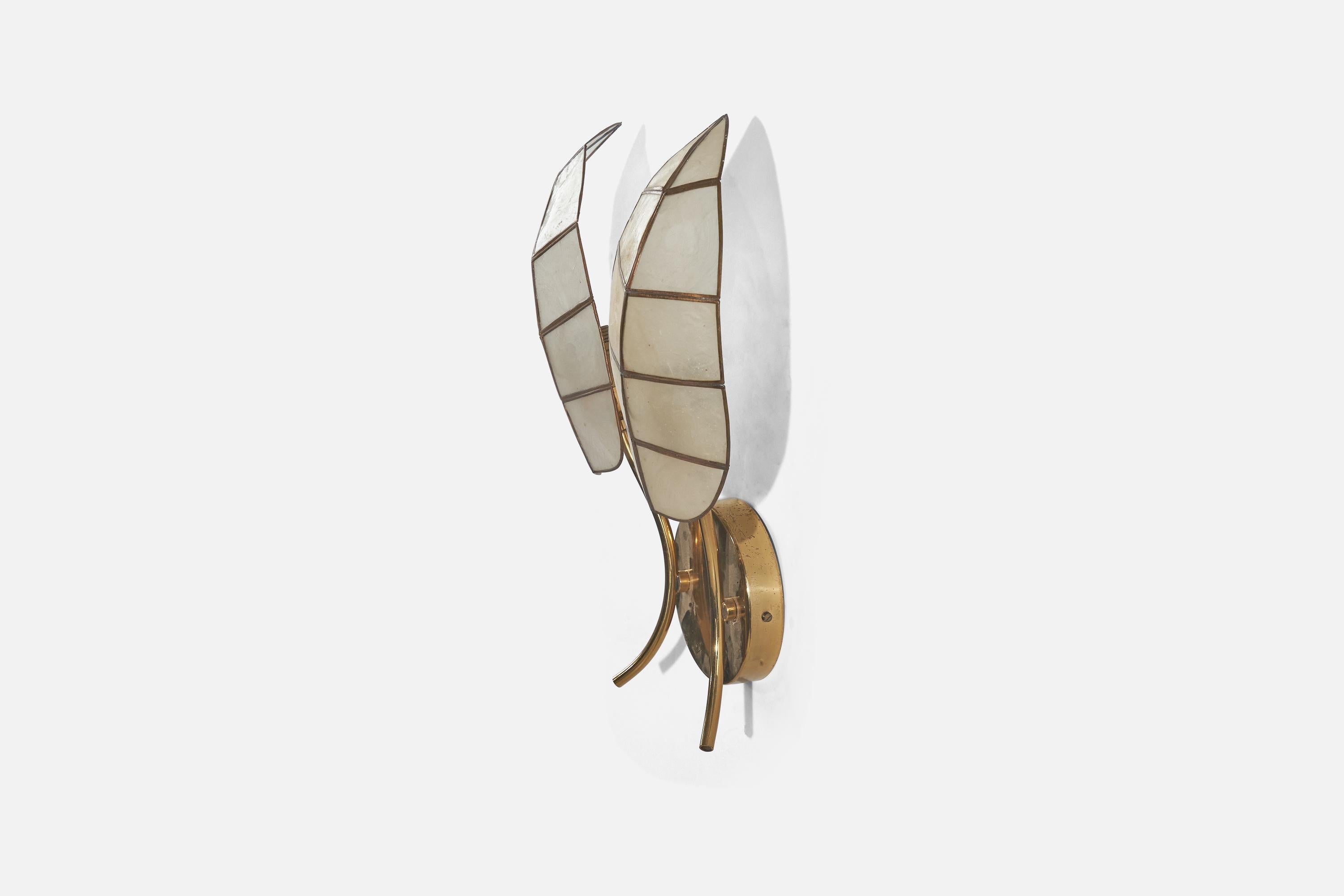 Italienischer Designer, Blatt-Wandleuchter, Messing, Glas, Italien, 1960er Jahre (Mitte des 20. Jahrhunderts) im Angebot