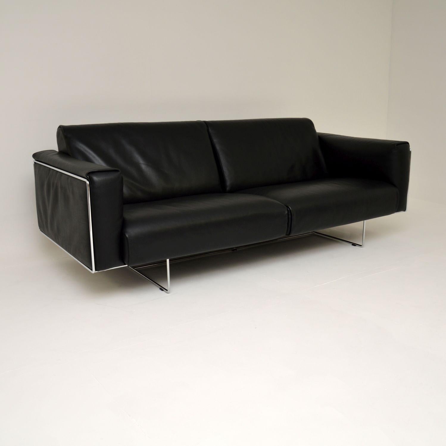 A superb and very stylish designer leather sofa by Matteo Grassi. This dates from the early 21st century, it was made in Italy.

The quality is outstanding and this is extremely comfortable. The thick black leather upholstery is super soft and has