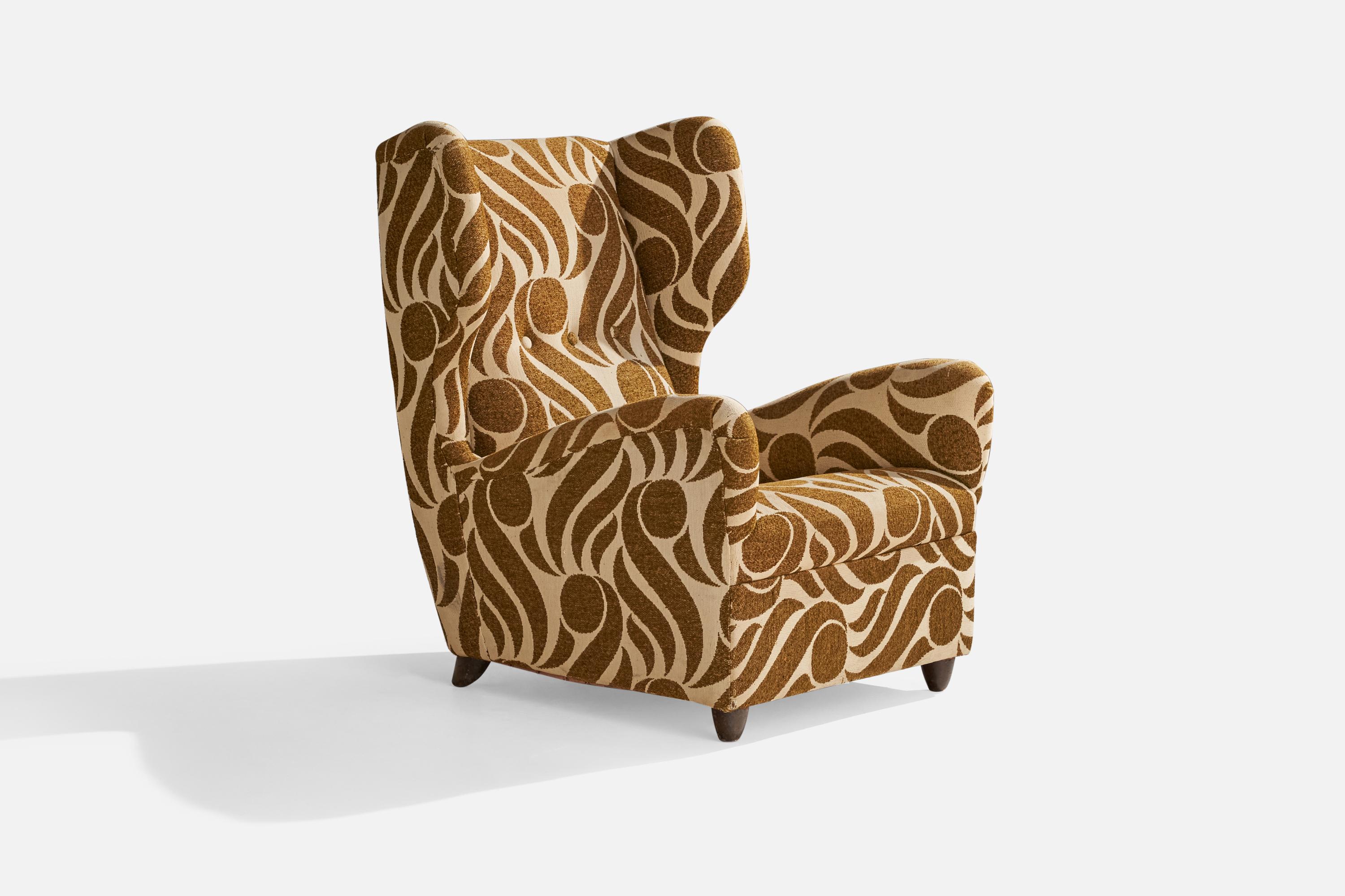 Sessel aus braunem und beigem Stoff und dunkel gebeiztem Holz, entworfen und hergestellt in Italien, 1940er Jahre.

Sitzhöhe 15