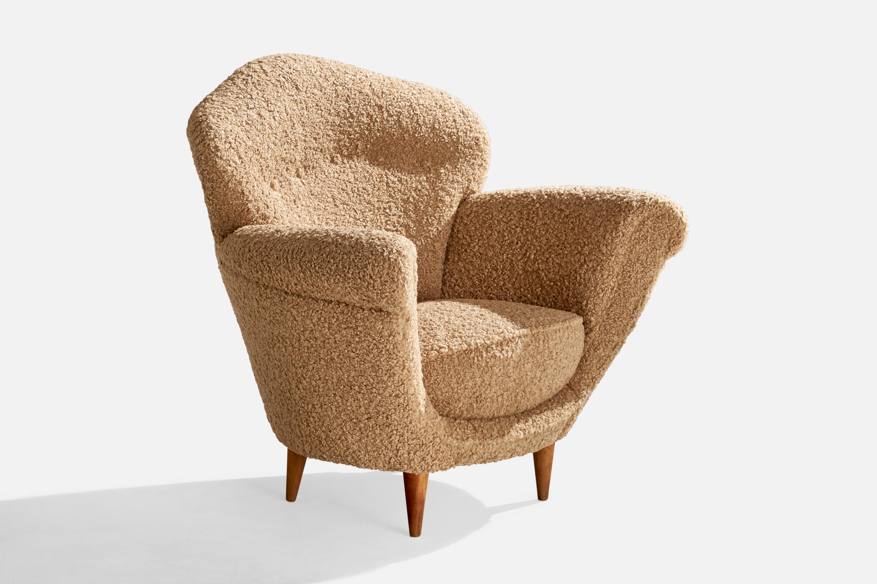 A wood and beige bouclé fabric lounge chair designed and produced in Italy, 1940s.

Seat Height: 16