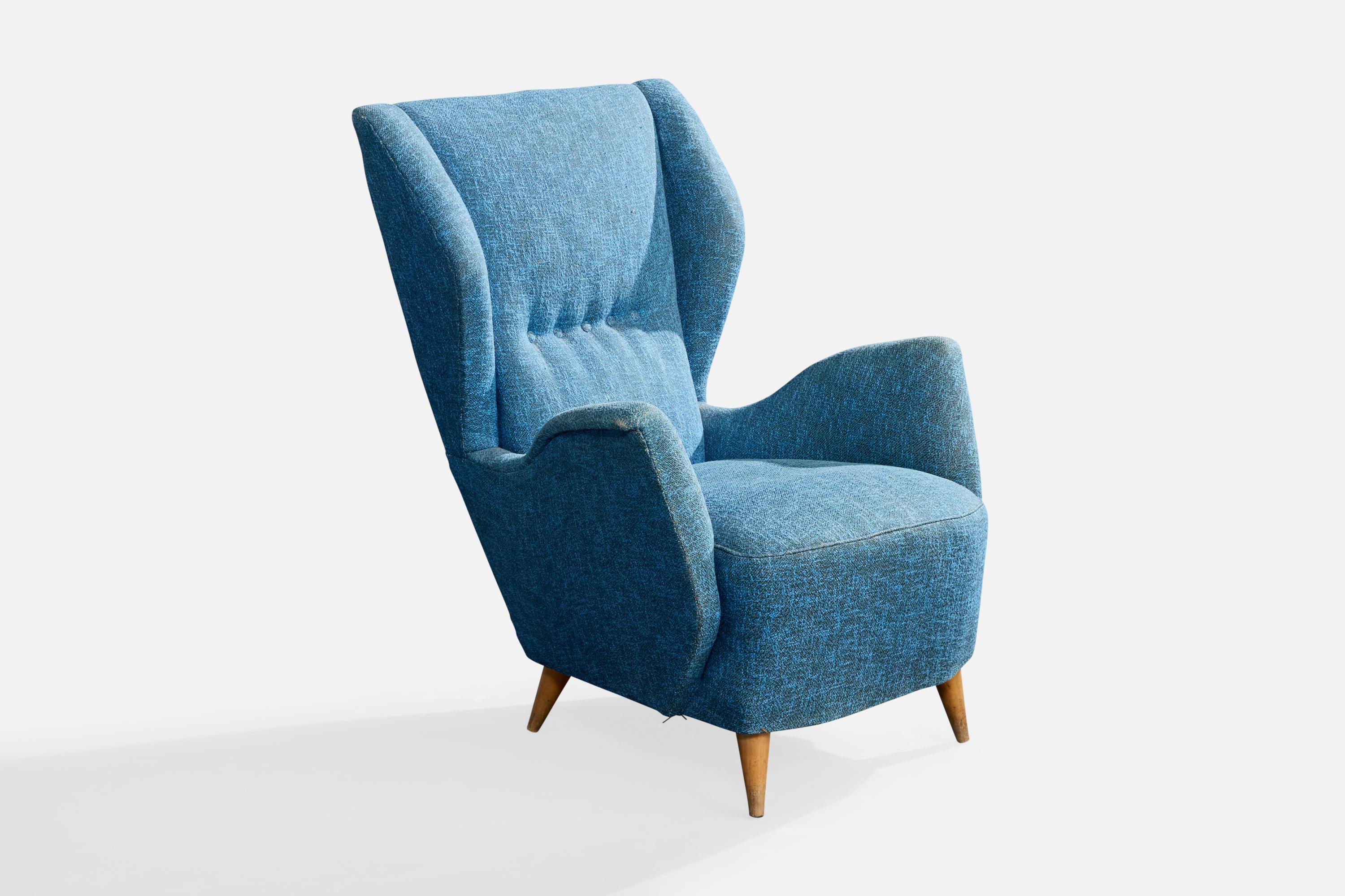 Sessel aus Holz und blauem Stoff, entworfen und hergestellt in Italien, ca. 1950er Jahre.

Leichte Verfärbungen durch Abnutzung an den Armlehnen.

Leichte Abschürfungen an den Beinen.

Vintage-Stoff ideal neu gepolstert.

Gesamtabmessungen (Zoll):