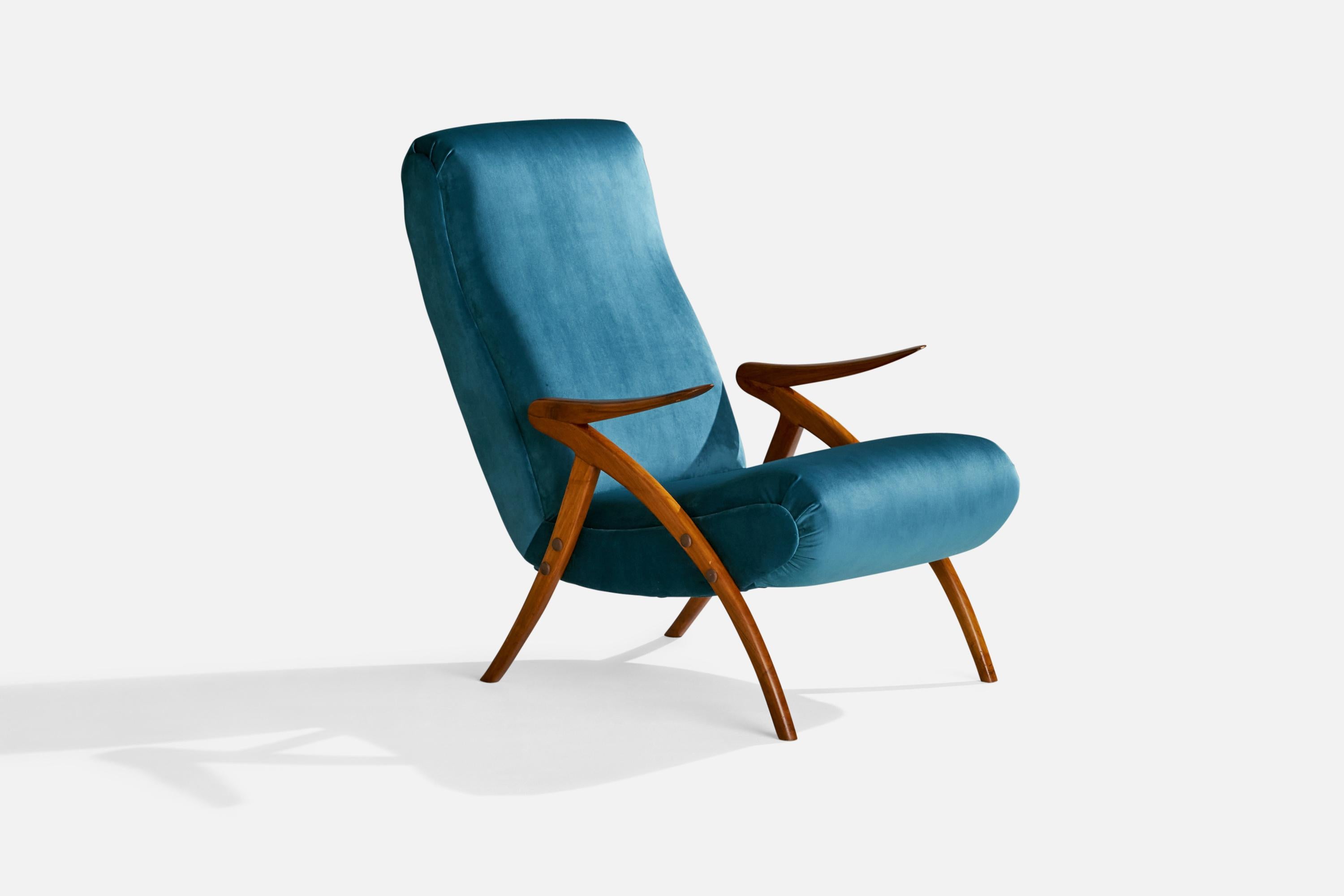 Loungesessel aus blauem Samt und Nussbaumholz, entworfen und hergestellt in Italien, 1950er Jahre.
Reparatur an einer Armlehne.

Sitzhöhe 17