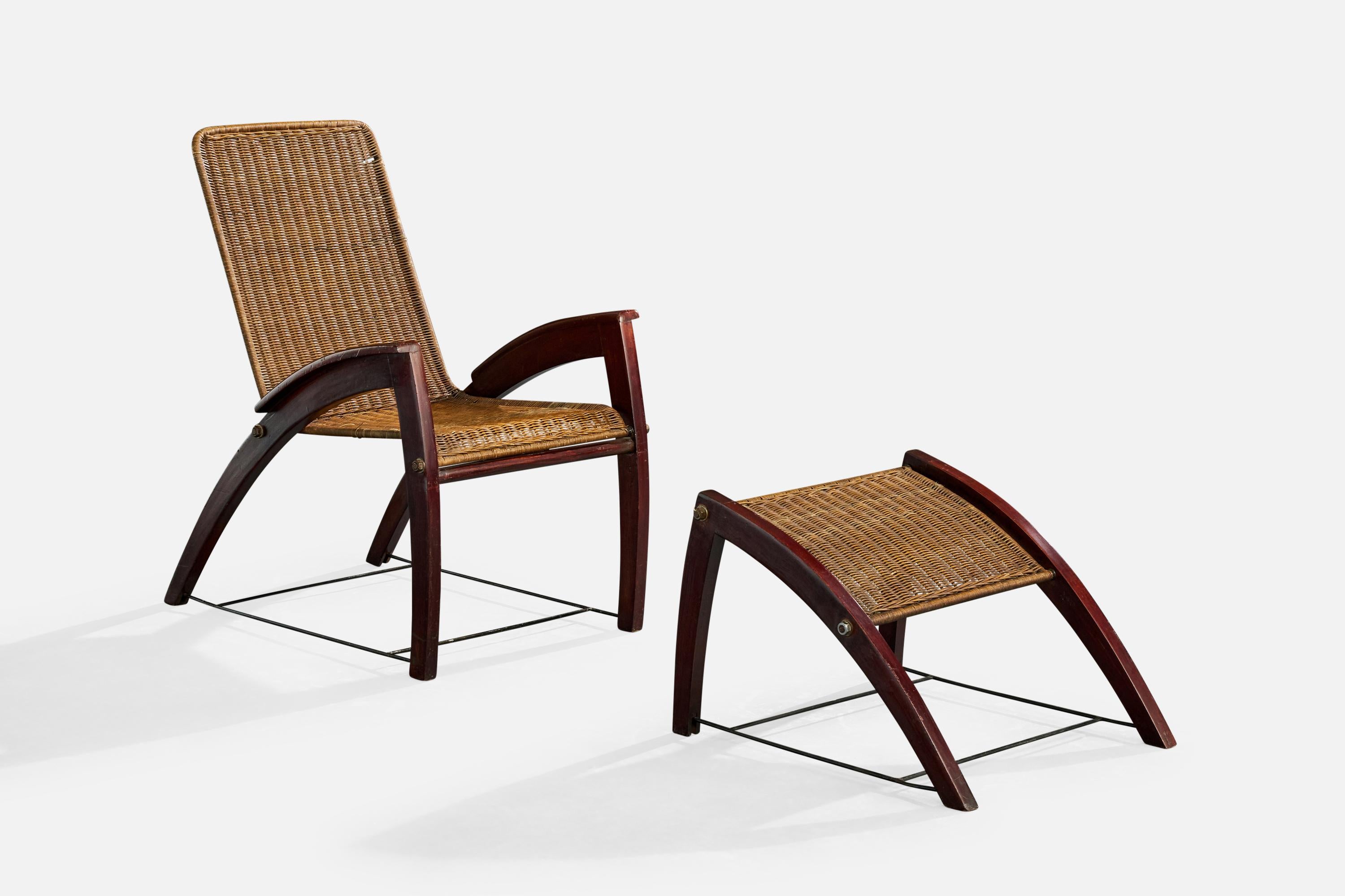 Chaise longue en bois teinté foncé, fer et rotin avec ottoman, conçue et fabriquée en Italie, vers les années 1950.

Rupture mineure de l'osier au niveau de l'appui-tête.

Légères éraflures sur les pieds en bois dues à l'usure normale.

Signes