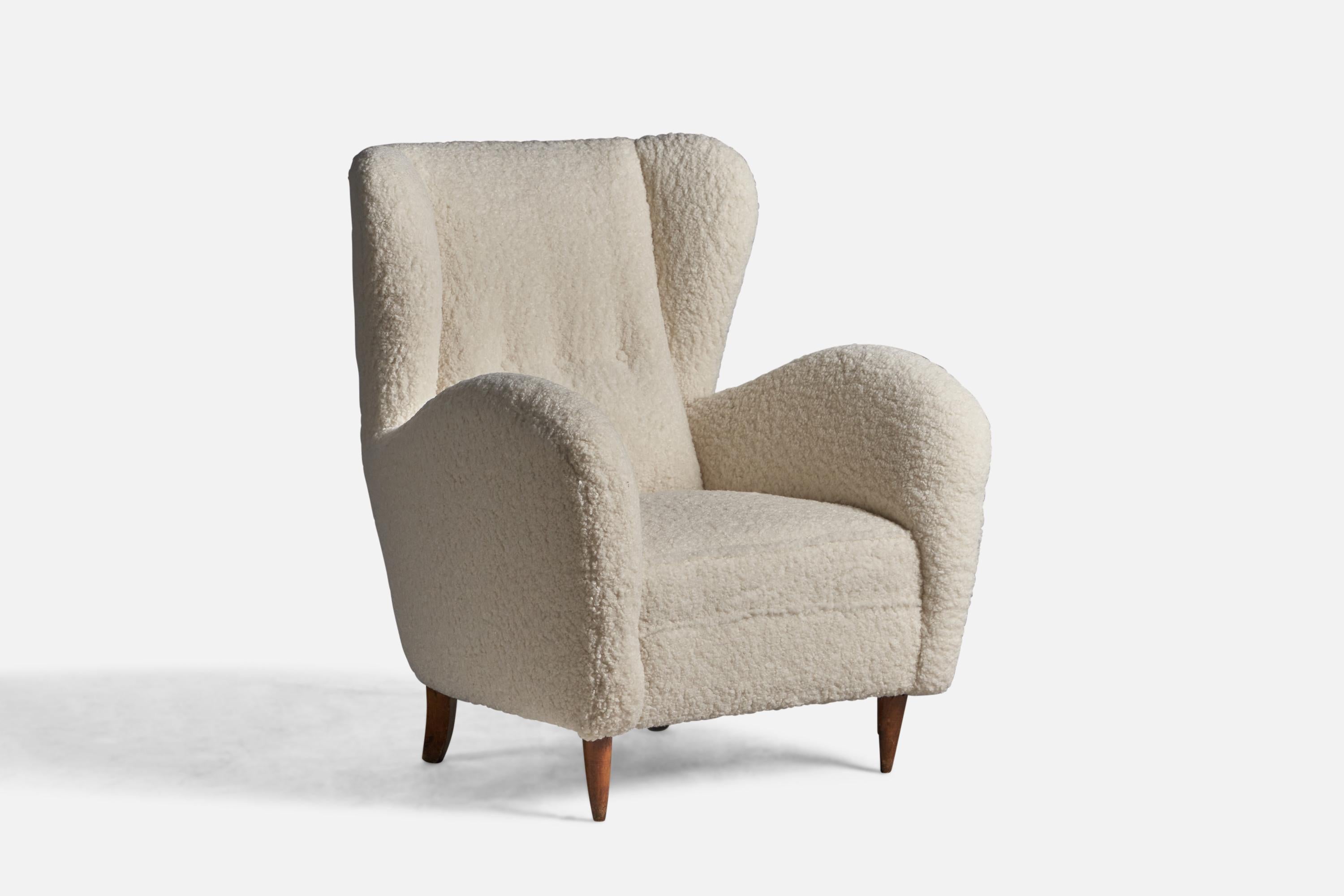 A wood and white bouclé fabric lounge chair designed and produced in Italy, 1940s.

15