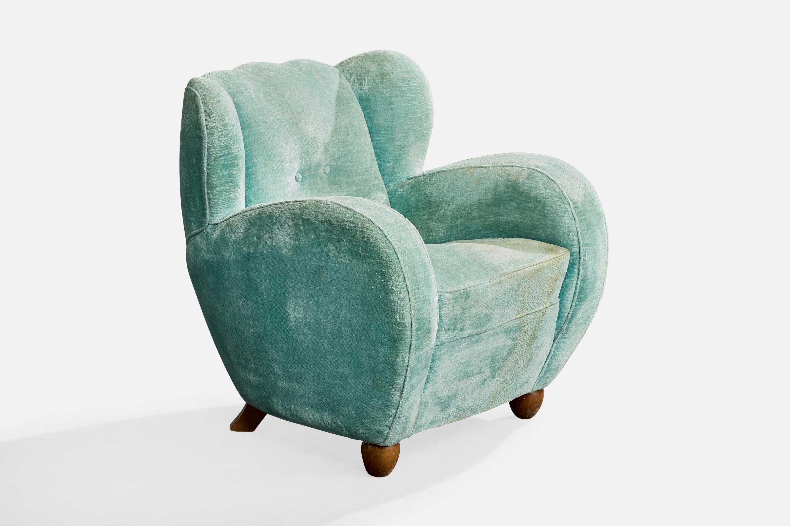 Chaise longue en velours bleu et bois teinté, probablement conçue et produite en Italie, vers les années 1940.

Rembourrage recommandé.

Une déchirure de 1 pouce de long dans le tissu du bras droit.

Légères taches sur le tissu de l'accoudoir gauche