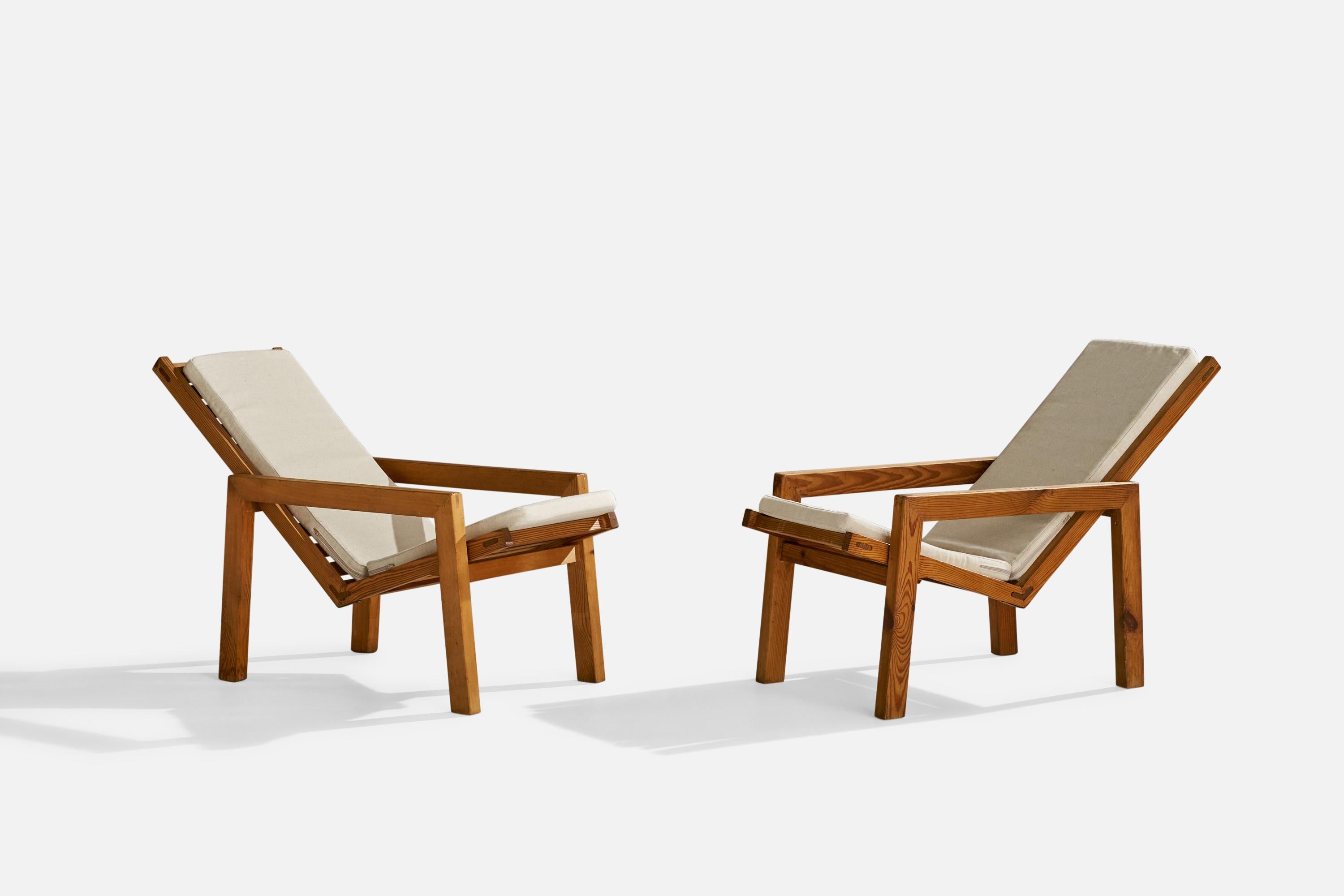 A pair of pine and off-white fabric lounge chairs designed and produced in Italy, 1970s.

Seat height 19”.