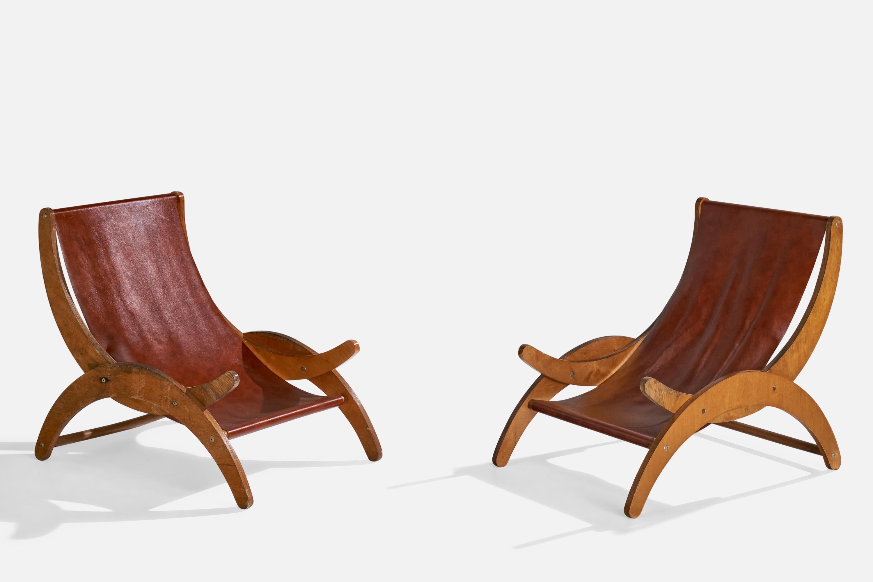 Pareja de sillones de salón de cuero marrón y madera contrachapada, diseñados y fabricados en Italia, c. 1950.

Altura del asiento: 9