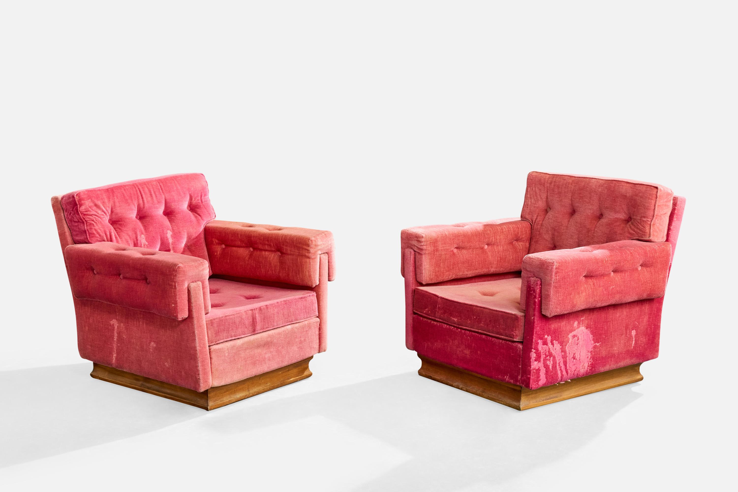Paire de chaises longues en bois et en velours rose conçues et produites en Italie, c.C. années 1960.

Tissu vintage en mauvais état. Il est recommandé de le retapisser.

Dimensions globales (pouces) : 31.5 