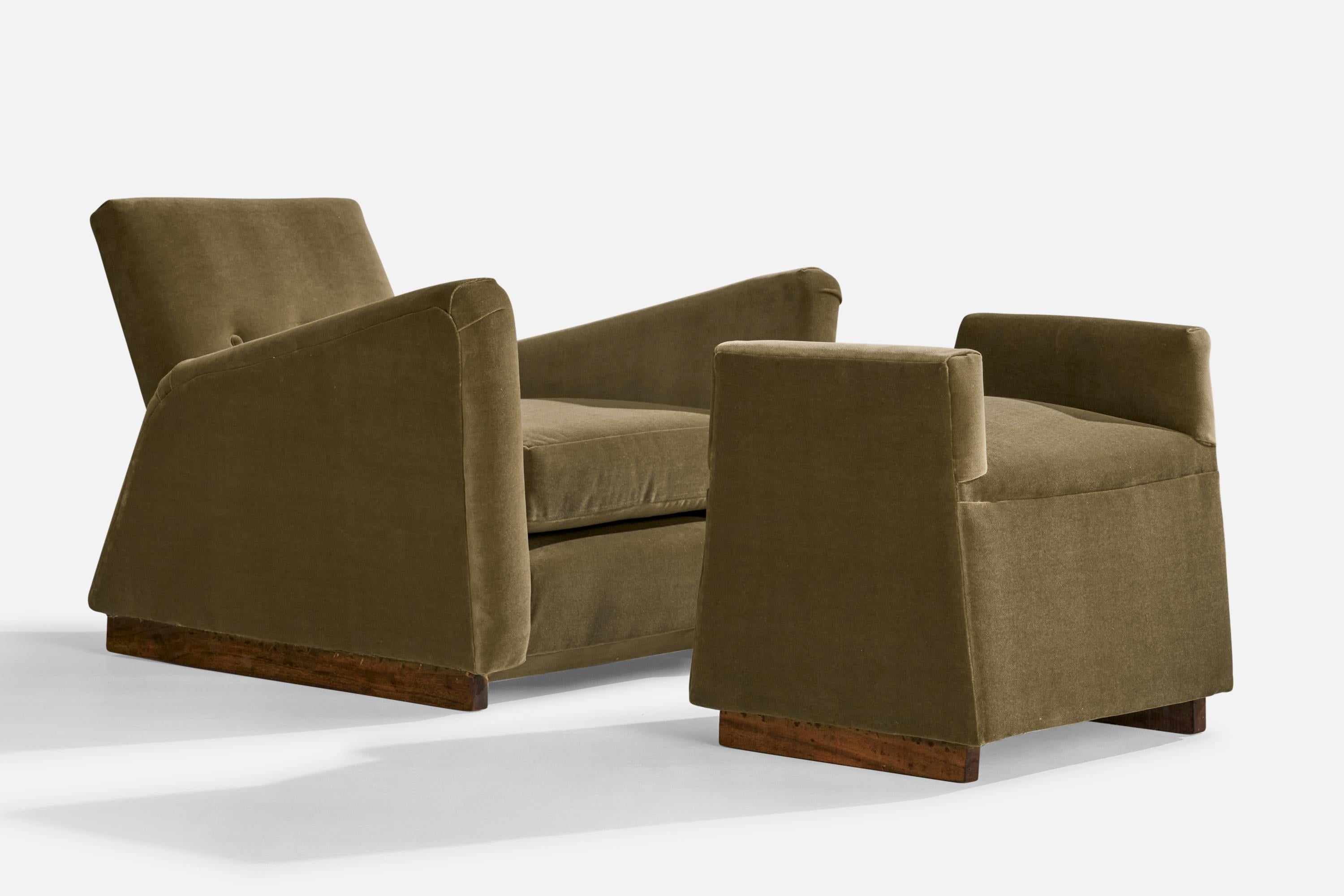 Designer italien, fauteuils de salon avec poufs, velours, bois, Italie, années 1930 en vente 9