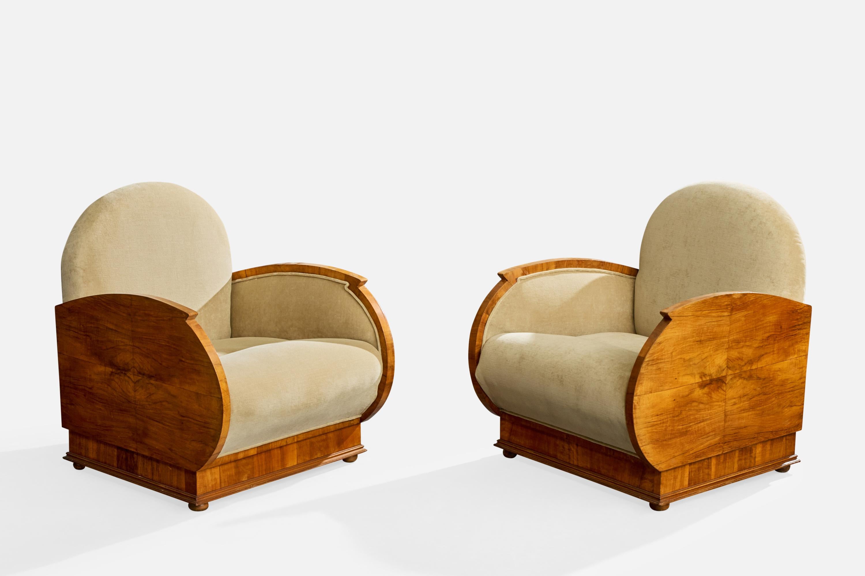 Ein Paar Sessel aus Nussbaumholz und beigem Stoff, entworfen und hergestellt in Italien, um 1930.

Restauriert und neu gepolstert.

Gesamtabmessungen (Zoll): 32,75 