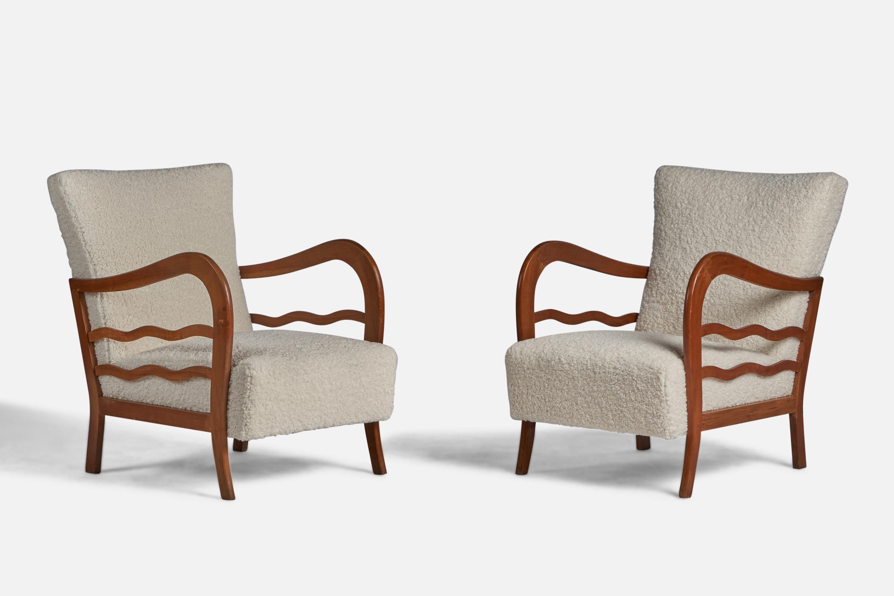 A pair of walnut and white bouclé fabric lounge chairs designed and produced in Italy, 1940s.
Fully restored including refinishing, addressing of wormholes, reupholstered in brand new fabric.