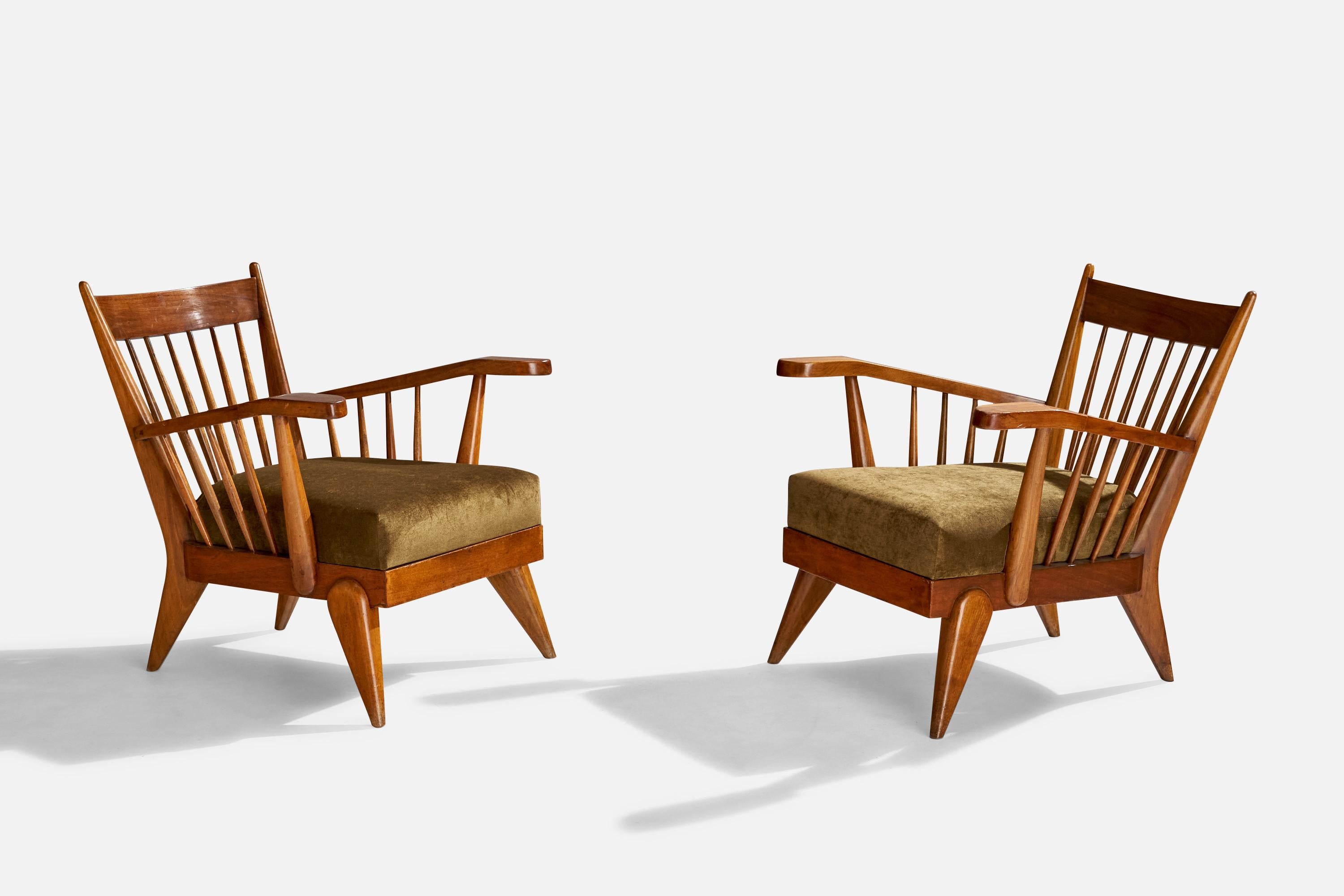 Pareja de sillones de salón de nogal y terciopelo verde, diseñados y fabricados en Italia, c. 1940.

Dimensiones totales:  29 