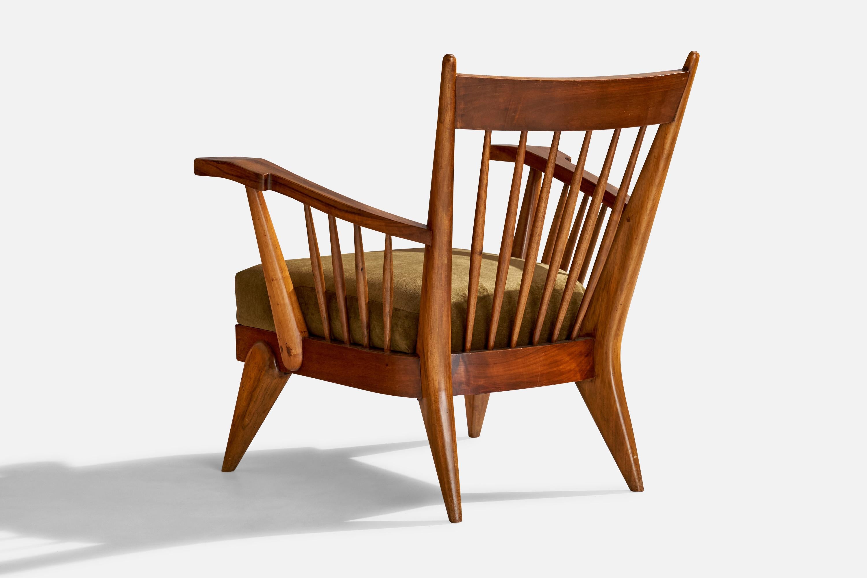 Diseñador italiano, Sillas de salón, Nogal, Terciopelo, Italia, Década de 1940 en Bueno estado para la venta en High Point, NC