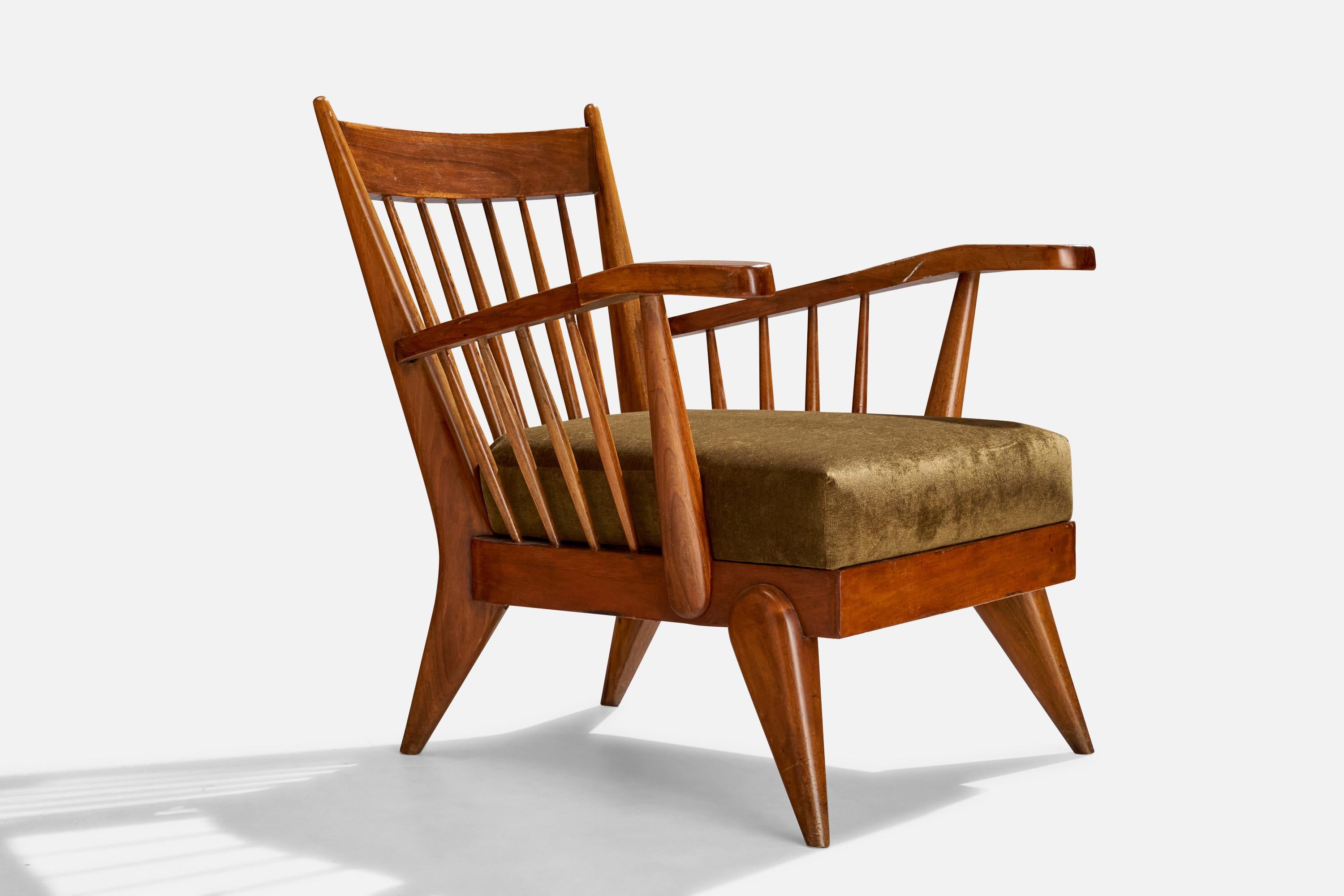 Diseñador italiano, Sillas de salón, Nogal, Terciopelo, Italia, Década de 1940 mediados del siglo XX en venta