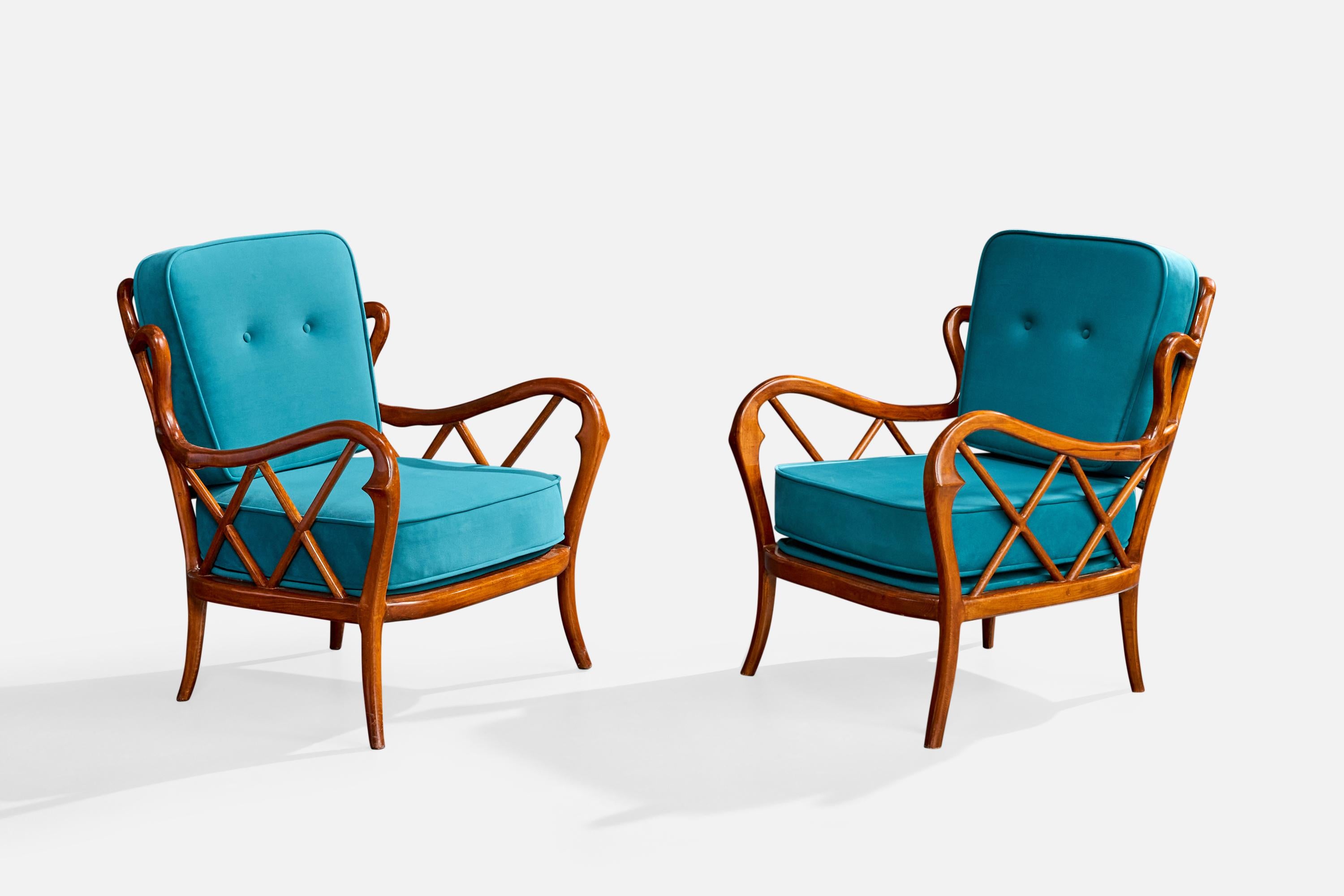 Paire de chaises longues en bois et tissu bleu, conçues et produites en Italie, C.C. 1940.

Rembourré et probablement remis à neuf à un moment ou à un autre de l'histoire récente. 

Dimensions globales (pouces) : 39.0 