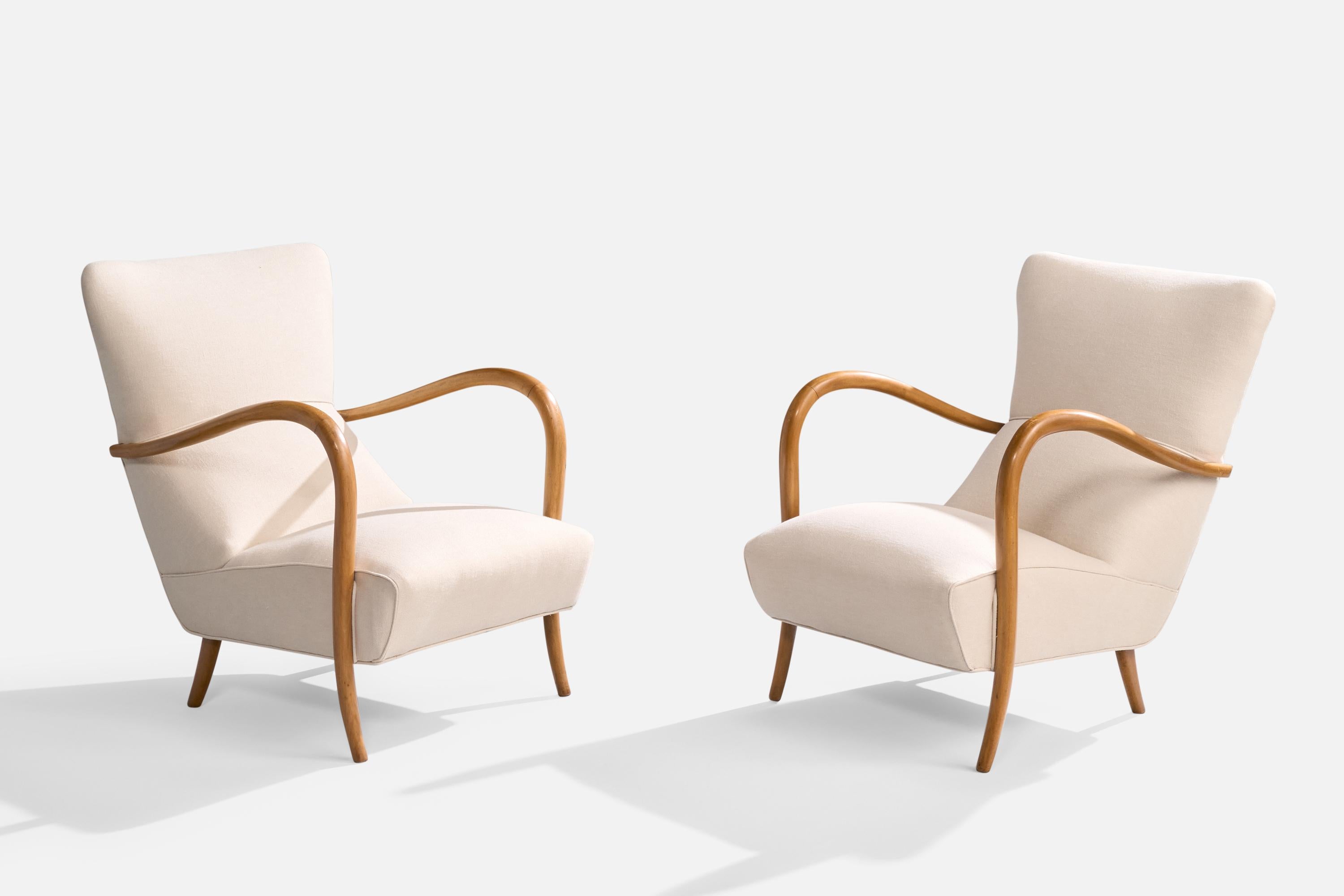Coppia di sedie da salotto in tessuto bianco e legno progettate e prodotte in Italia, anni '50 circa.

Rivestito con un tessuto nuovo di zecca.

Dimensioni: 32,25