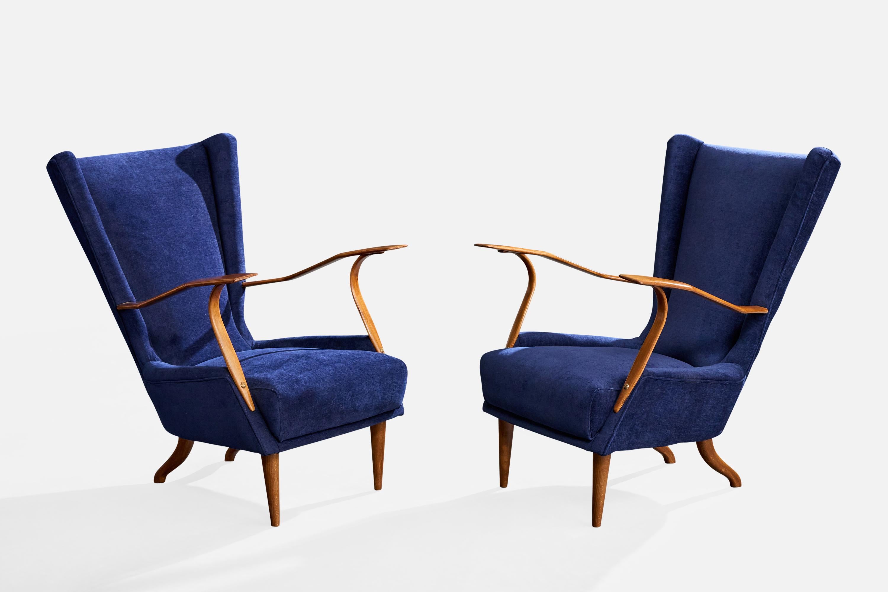 Ein Paar Loungesessel aus Holz und blauem Stoff, entworfen und hergestellt in Italien, ca. 1950er Jahre.

Minimale Unvollkommenheit an den Armlehnen.

Patinierte Messing-Nagelköpfe.

Irgendwann in der jüngeren Geschichte