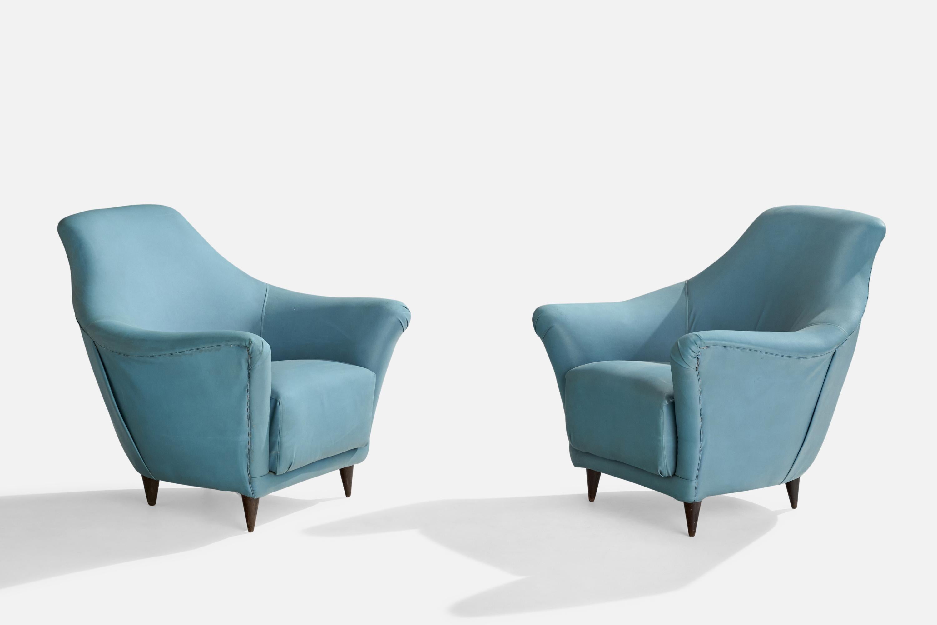 Paire de chaises longues en bois teinté foncé et en vinyle bleu, conçues et produites en Italie, vers les années 1950.

Hauteur d'assise 17