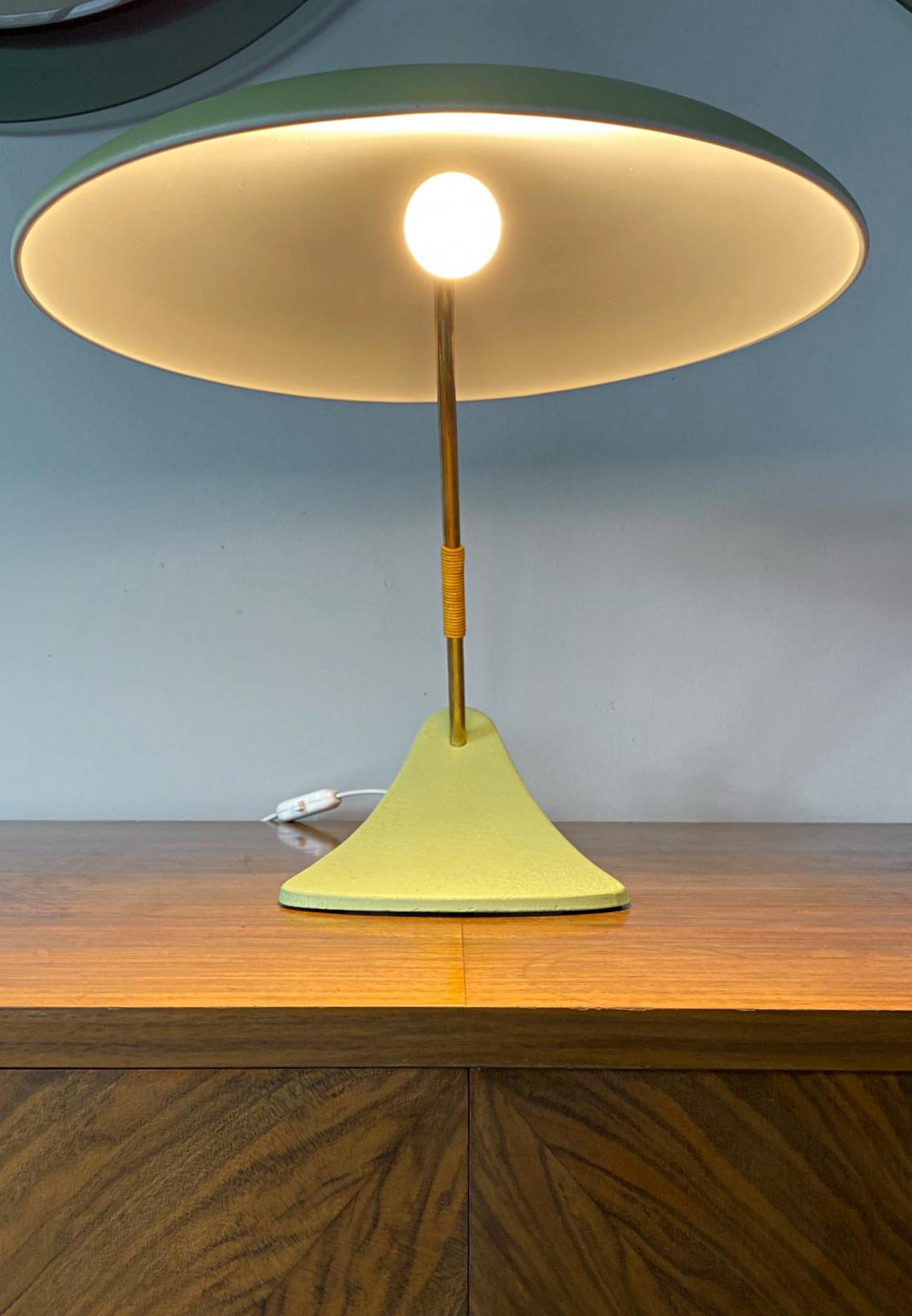 Italian Designer Mid-Century Modern UFO Table Lamp, 1950s, Italy For Sale 4