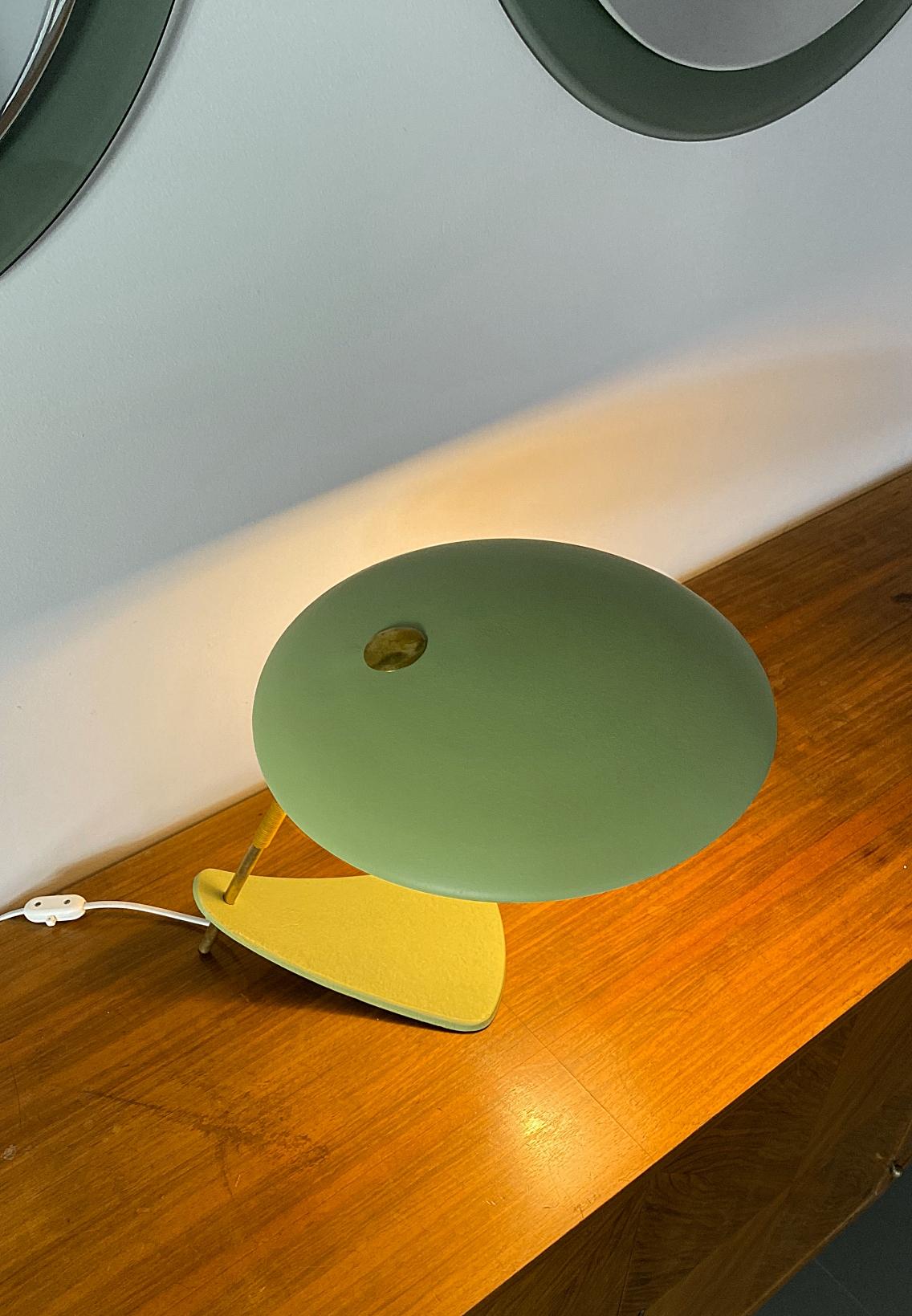 Italienische moderne italienische Designer-Tischlampe UFO aus der Mitte des Jahrhunderts, 1950er Jahre, Italien im Zustand „Gut“ im Angebot in Biebergemund, Hessen