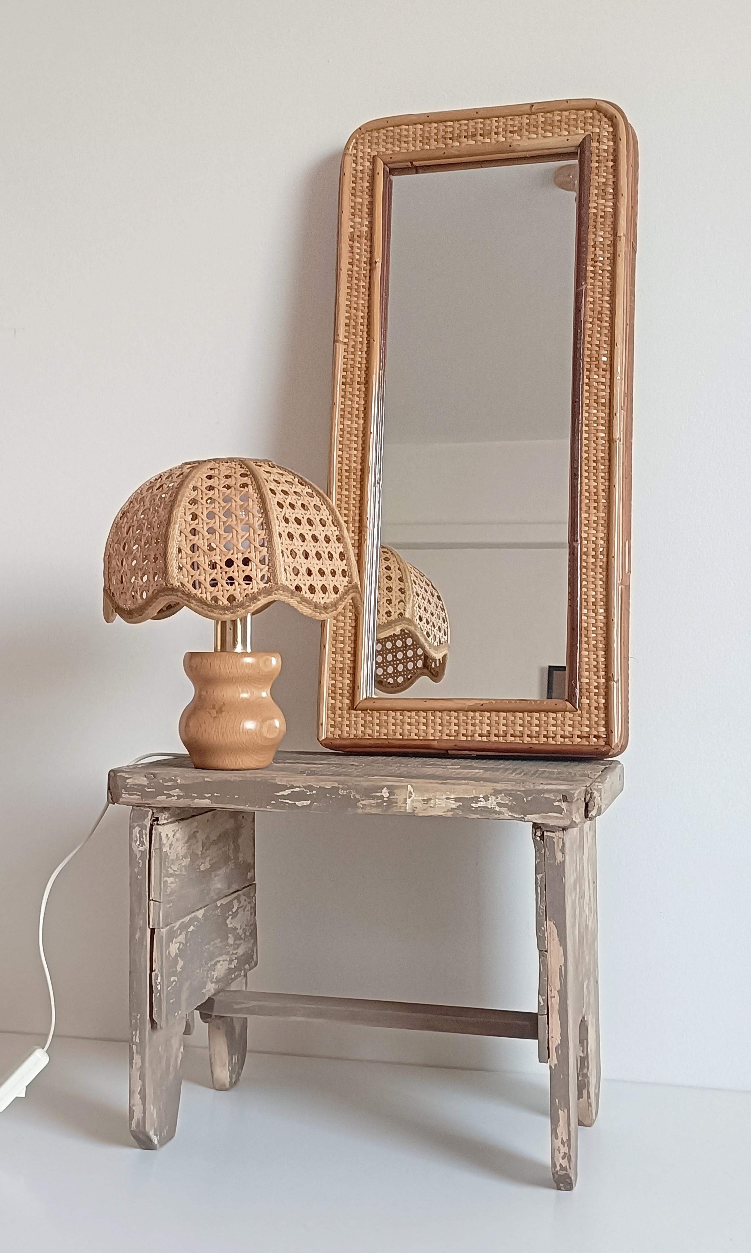 Lampe de table italienne du milieu du siècle en bois de pin et canne, 1970

Très charmante lampe de table de style italien du milieu du siècle dernier, datant des années 1970.
Cette pièce présente une base en bois de pin joliment tournée, associée à