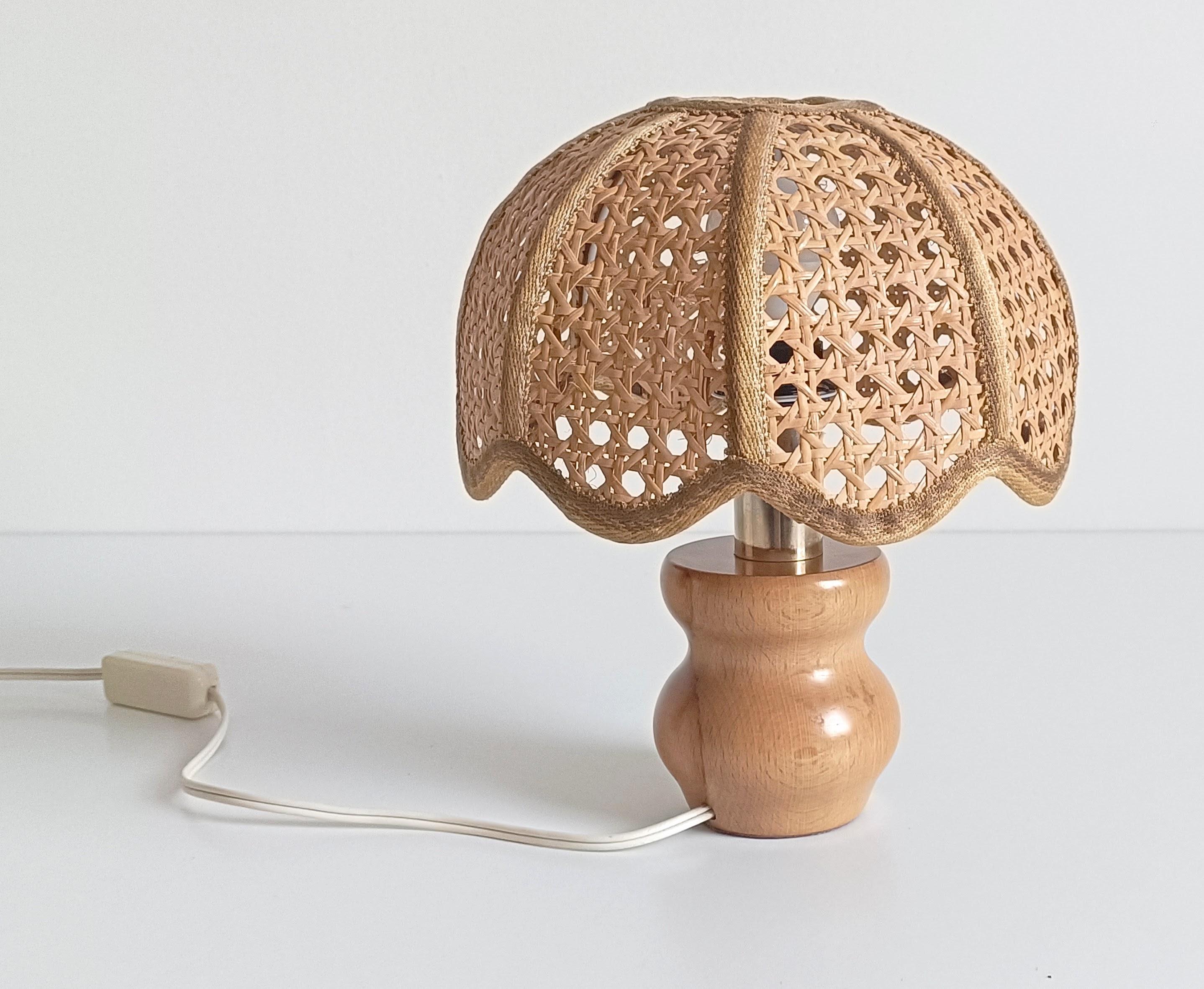 Mid-Century Modern Lampe de table en bois de pin et canne de designer italien du milieu du siècle, années 1970 en vente