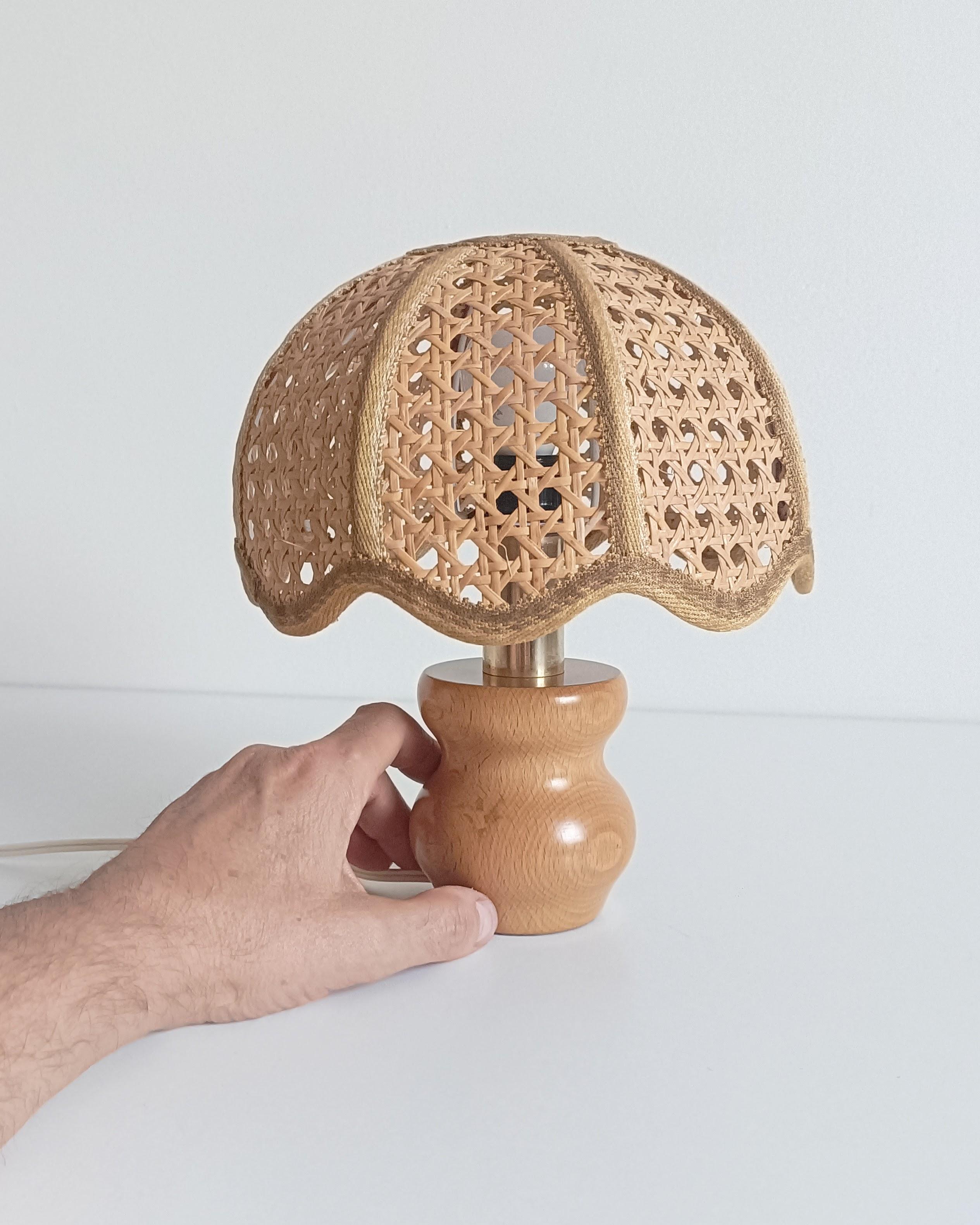 Tissé à la main Lampe de table en bois de pin et canne de designer italien du milieu du siècle, années 1970 en vente