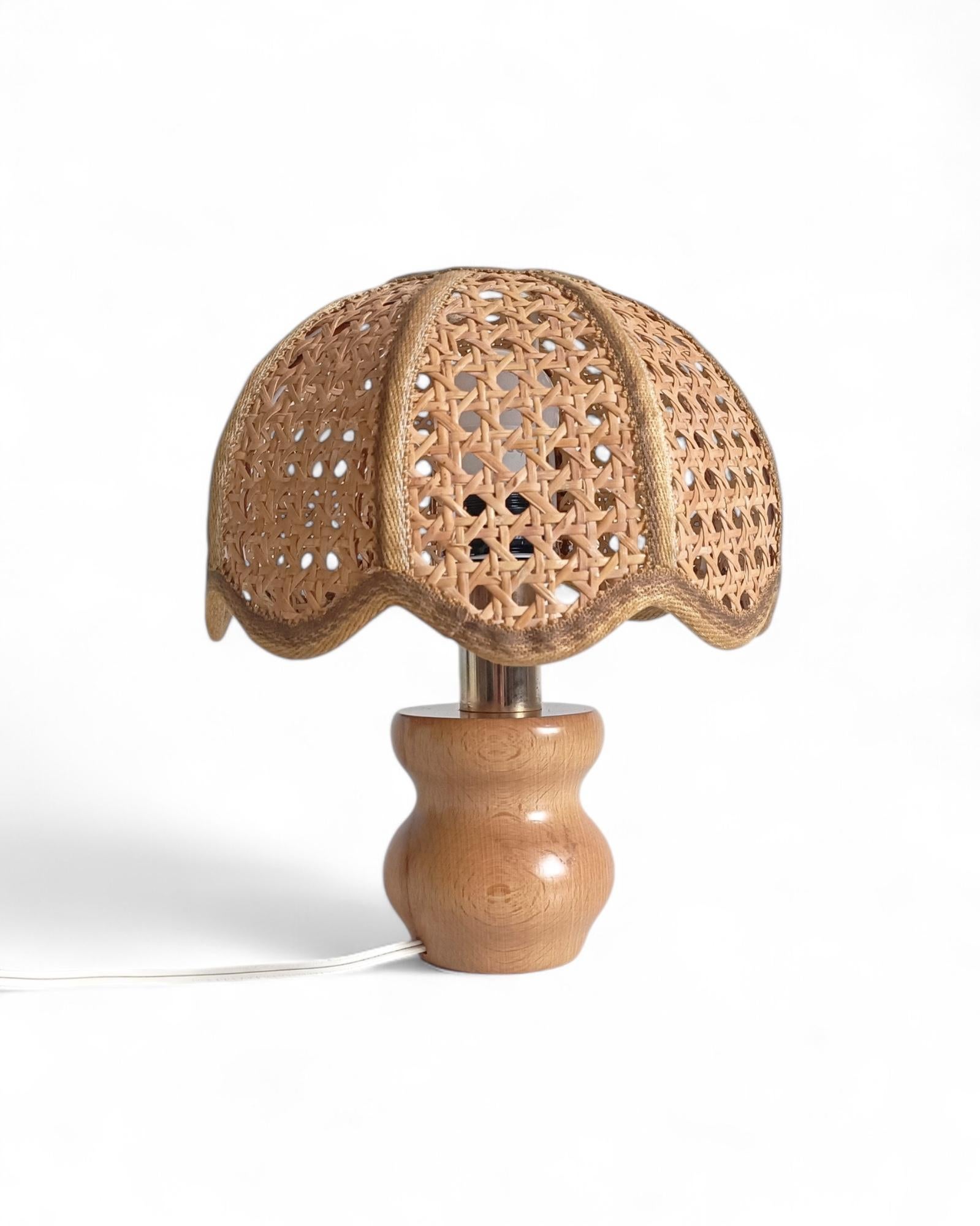 Lampe de table en bois de pin et canne de designer italien du milieu du siècle, années 1970 Excellent état - En vente à Valencia, VC