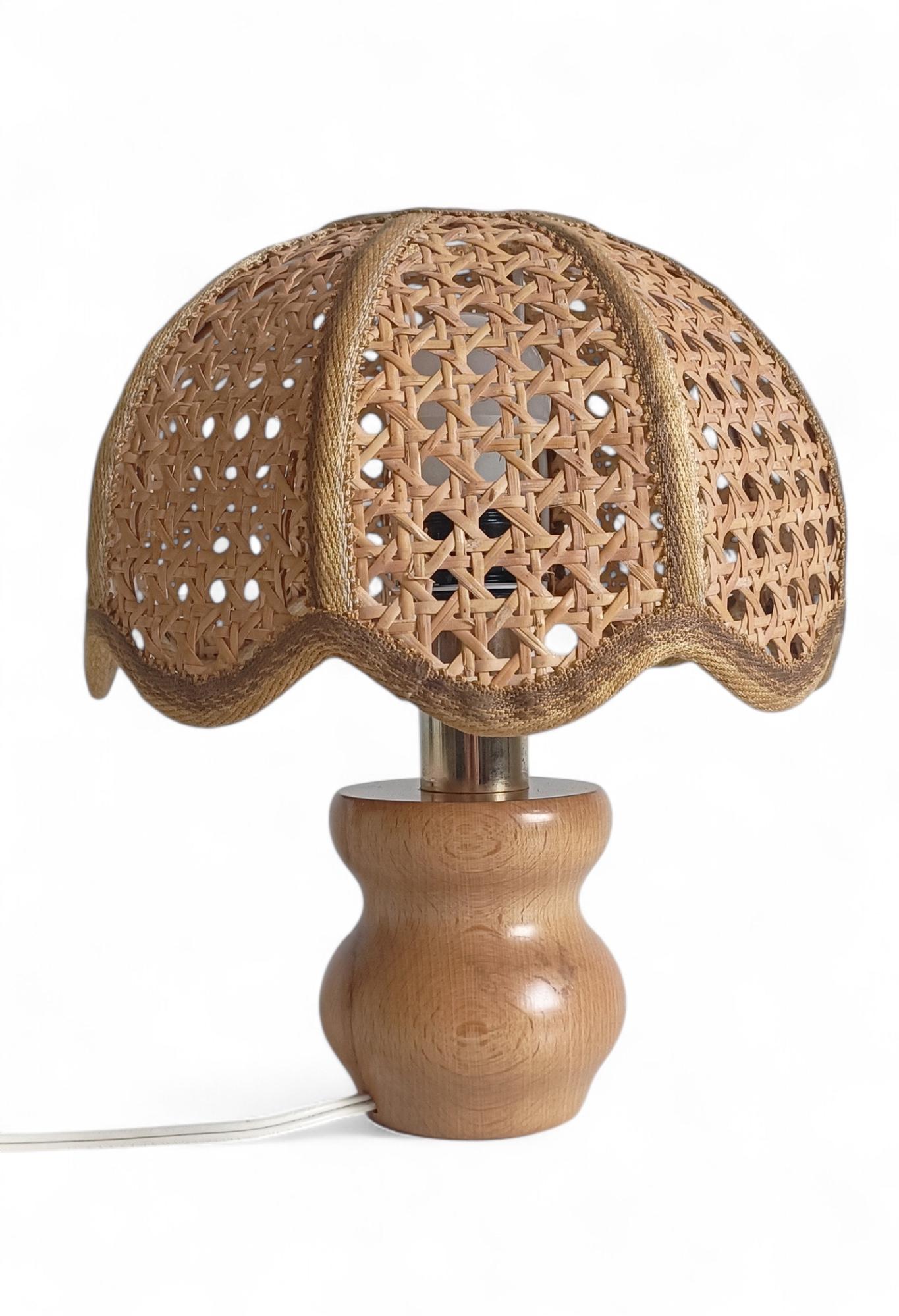 Fin du 20e siècle Lampe de table en bois de pin et canne de designer italien du milieu du siècle, années 1970 en vente