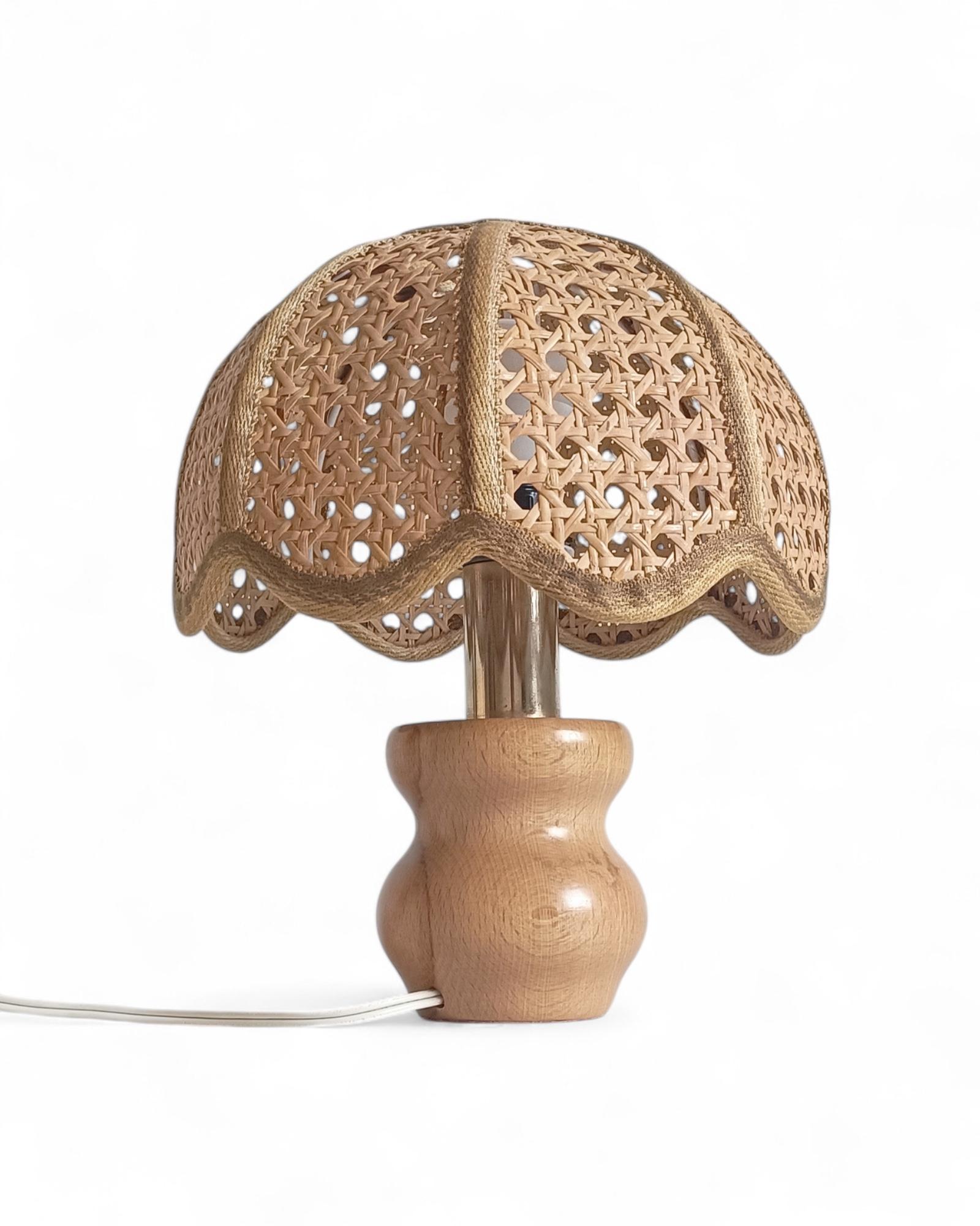 Lampe de table en bois de pin et canne de designer italien du milieu du siècle, années 1970 en vente 1